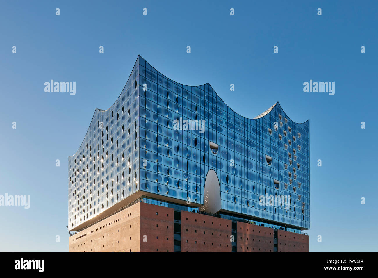 Elbphilharmonie, salle de concert par les architectes Herzog et de Meuron au bord du fleuve Elbe, HafenCity, Hambourg, Allemagne. Banque D'Images