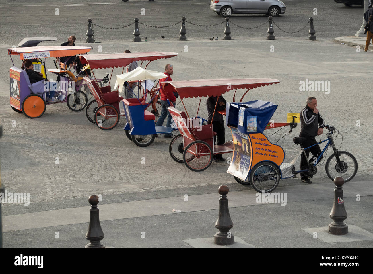 France, Paris (75), cyclo en attente de l'extérieur les tarifs du Jardin des Tuileries Banque D'Images