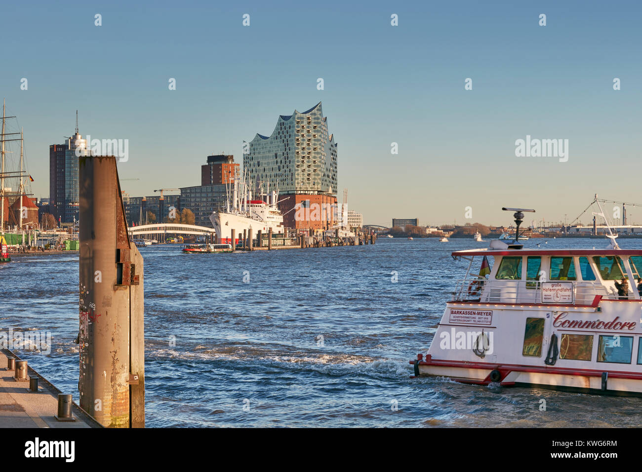 Elbphilharmonie, salle de concert par les architectes Herzog et de Meuron au bord du fleuve Elbe, HafenCity, Hambourg, Allemagne. Banque D'Images