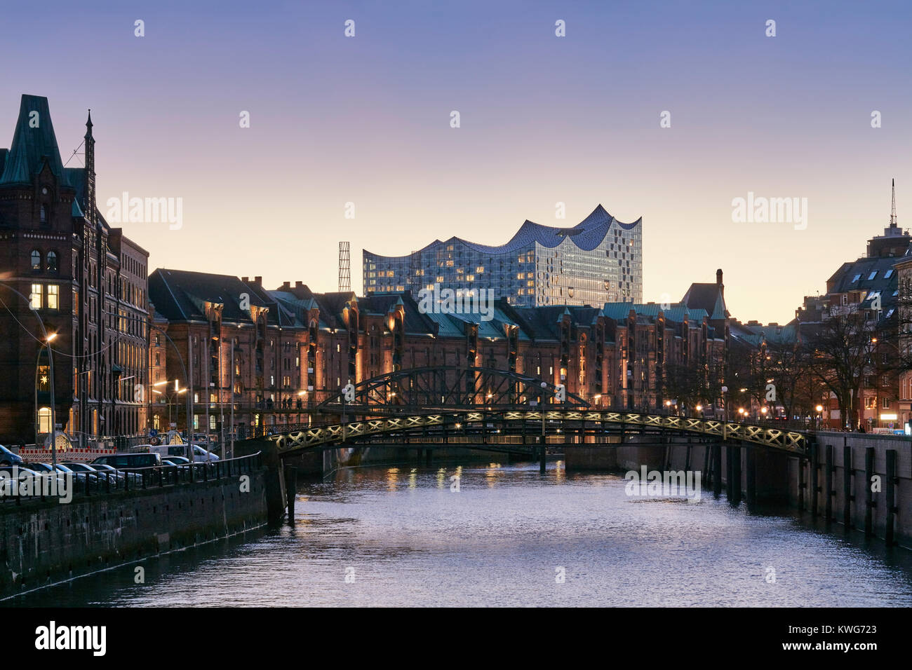 Elbphilharmonie, salle de concert par les architectes Herzog et de Meuron au bord du fleuve Elbe, HafenCity, Hambourg, Allemagne. Voir à l'aube. Banque D'Images