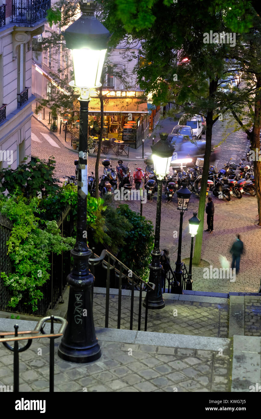 Escaliers menant en bas de Montmartre, Paris, France Banque D'Images