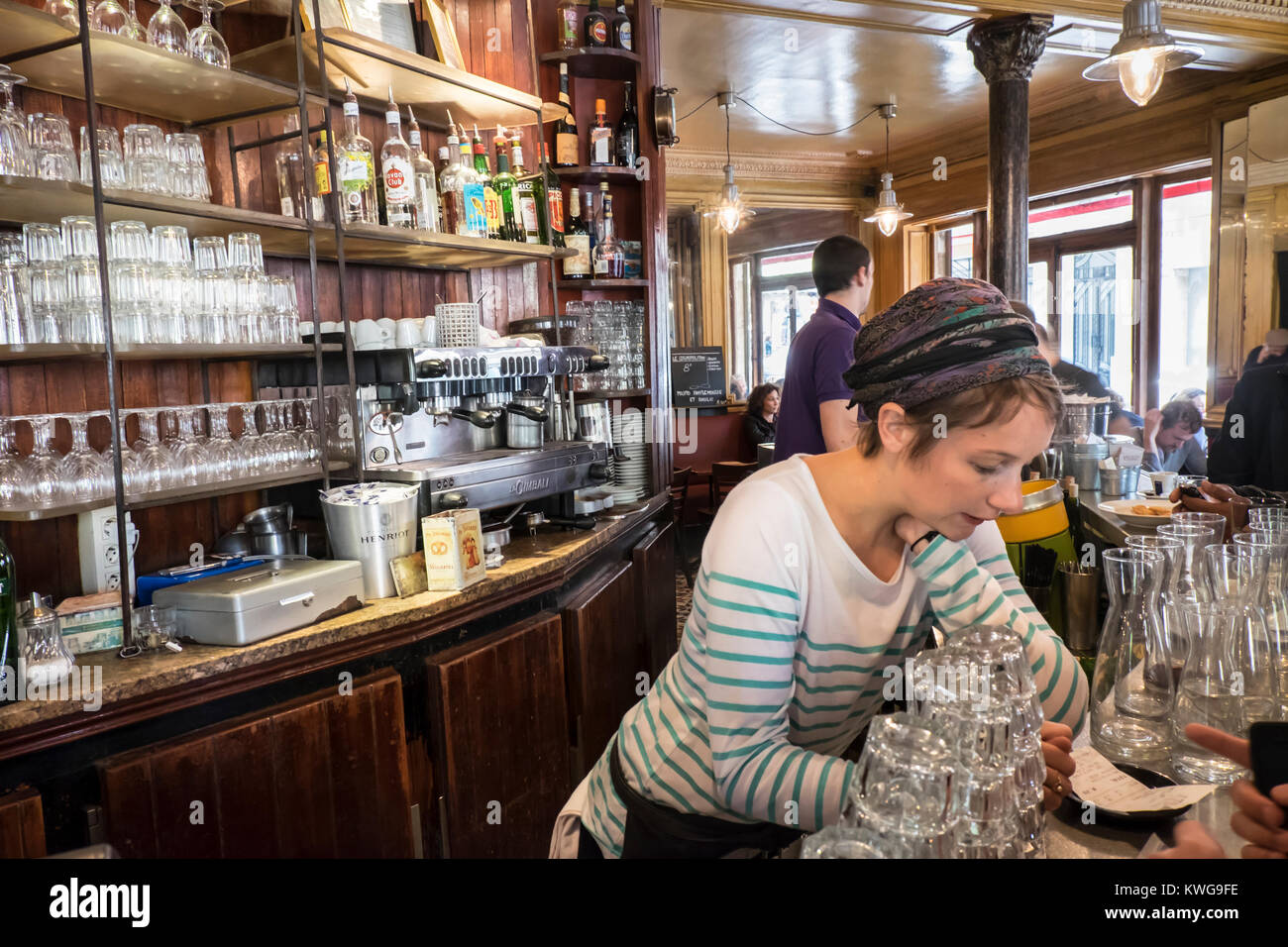 France, Paris, young woman behind bars dans le café La Marine Banque D'Images