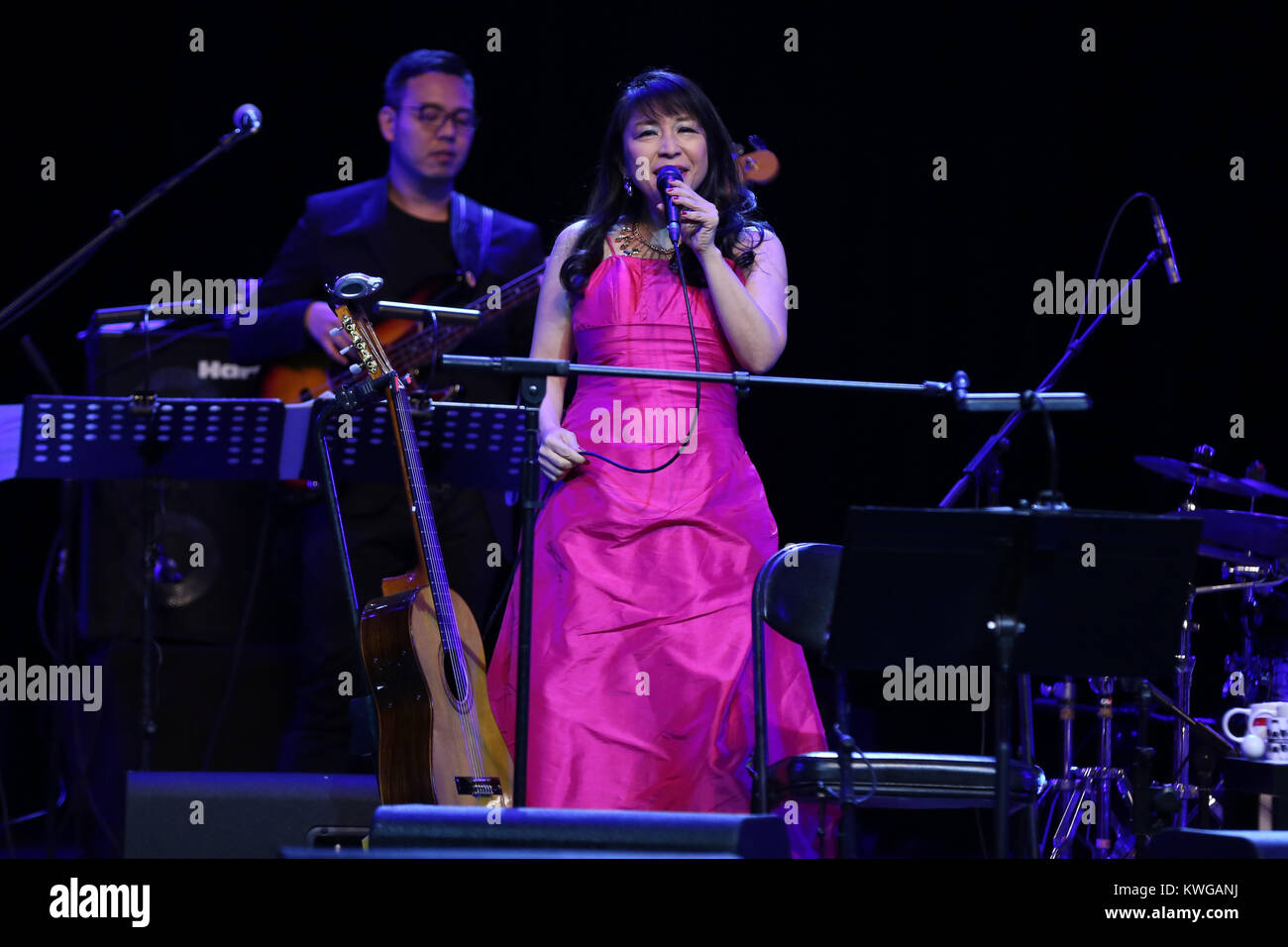 Shenyang, Shenyang, Chine. 2 Jan, 2018. Shenyang, Chine 2e janvier 2018 :(usage éditorial uniquement. Chine OUT) .Japanese-Brazilian chanteuse bossa nova Lisa Ono fonctionne à son concert à Shenyang, Liaoning Province du nord-est de la Chine, le 2 janvier, 2017. Crédit : SIPA Asie/ZUMA/Alamy Fil Live News Banque D'Images