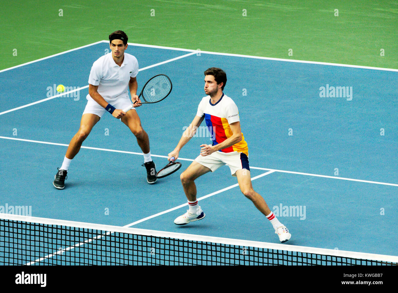 Pune, Inde. 2 Jan, 2018. Pierre-Hugues Herbert et Gilles Simon de la France en action dans la première ronde de compétition en double féminin chez Tata Ouvrir au Maharashtra Mahalunge Balewadi Tennis Stadium à Pune, en Inde. Credit : Karunesh Johri/Alamy Live News Banque D'Images