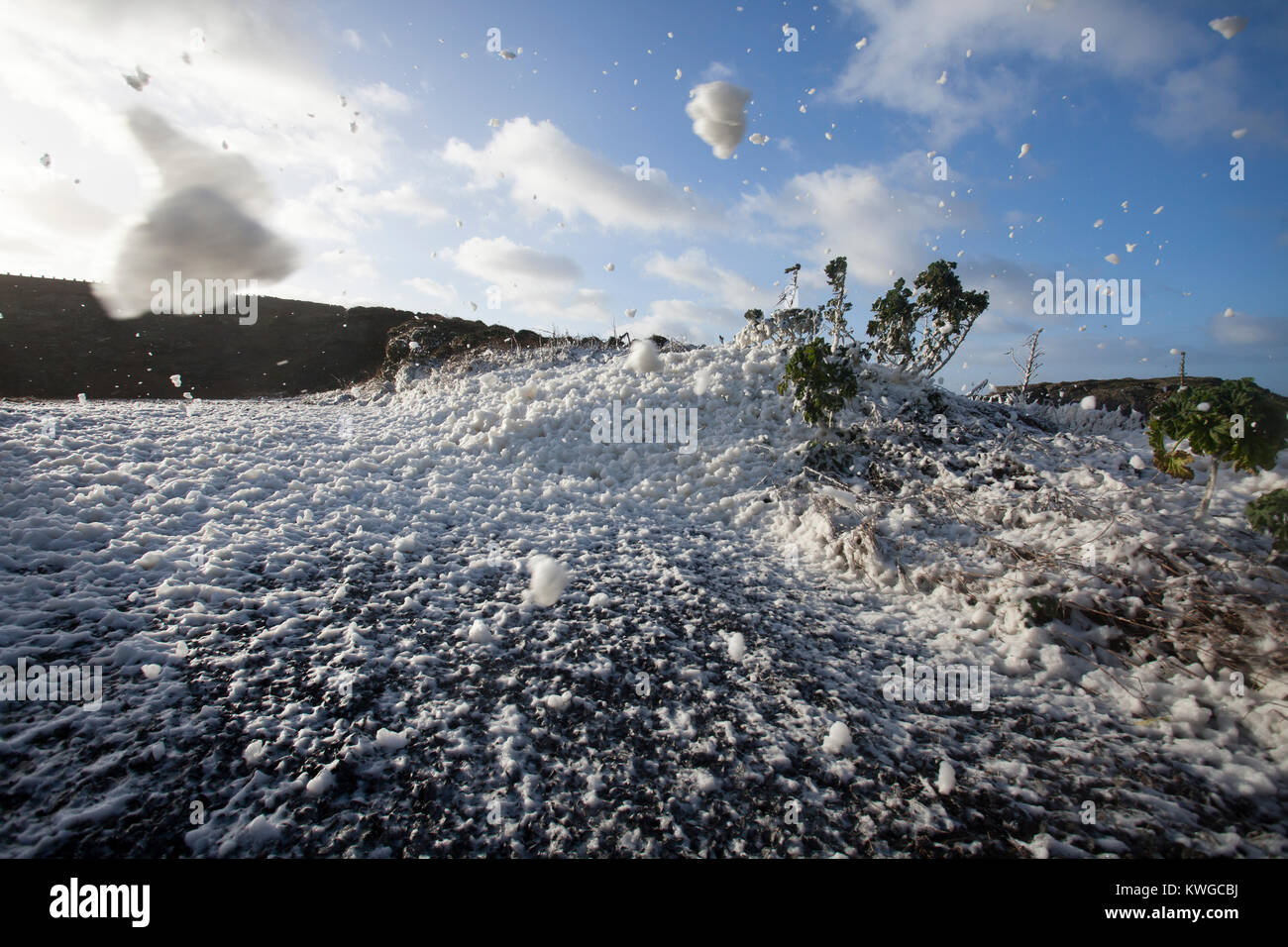 L''Anglesey, au Pays de Galles, 3 janvier 2018. Météo britannique. Un avertissement sévère Met Office a été émis pour la cinquième tempête de la saison britannique nommé Storm Eleanor. Avec une augmentation de risque en raison de l'état actuel de la lune, des marées et des avertissements d'inondation sont en place pour de nombreux domaines avec des vents de force coup de vent susceptible de causer un préjudice. Des vagues énormes et les vents s'écrasent dans la baie de Trearddur sur Anglesey, au nord du Pays de Galles la création d'écume de mer © DGDImages/Alamy Live News Banque D'Images