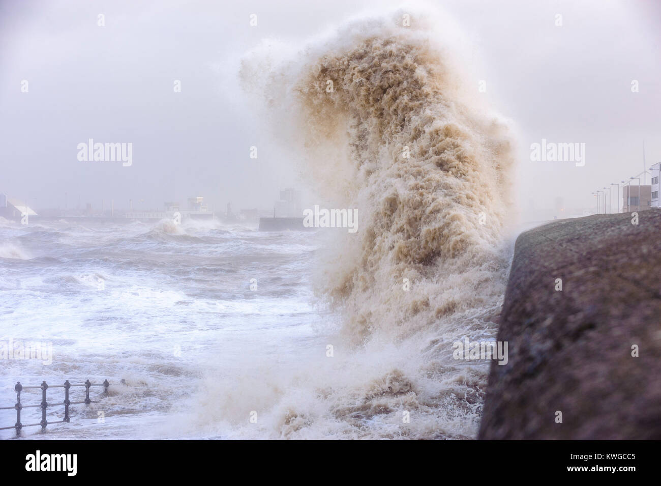 New Brighton, Wirral, UK. 3e janvier 2018. Storm Eleanor hits New Brighton, sur la Péninsule de Wirral, avec de forts coups de vent. Le Met Office a émis une alerte jaune d'avertissement de temps violent. Crédit : Paul Warburton/Alamy Live News Banque D'Images