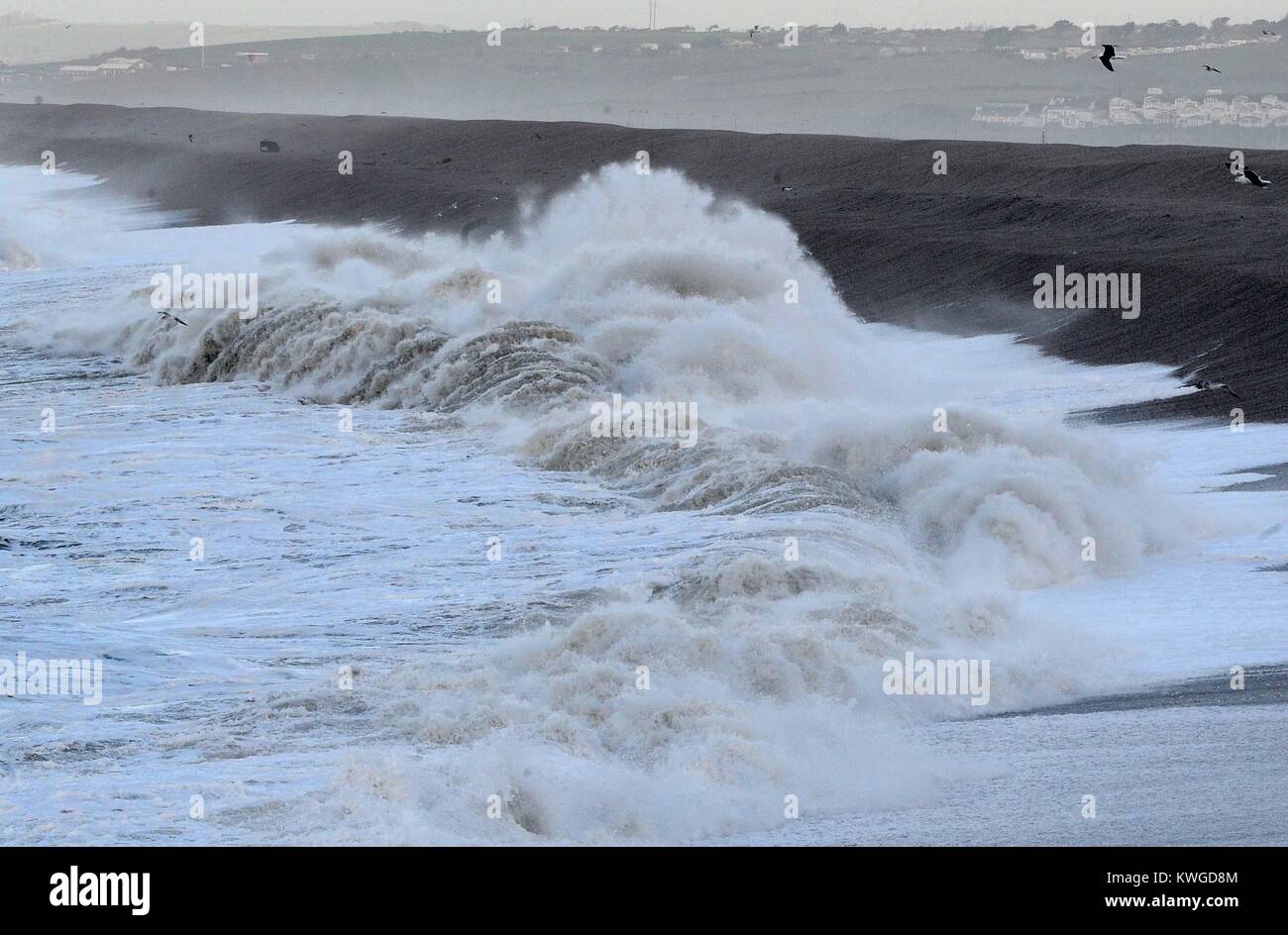 Plage de Chesil, Dorset. 3 janvier, 2018. Météo France : Storm Eleanor hits Chesil Beach. Eleanor tempête, plage de Chesil, Dorset, UK Photo Credit : Finnbarr Webster/Alamy Live News Banque D'Images