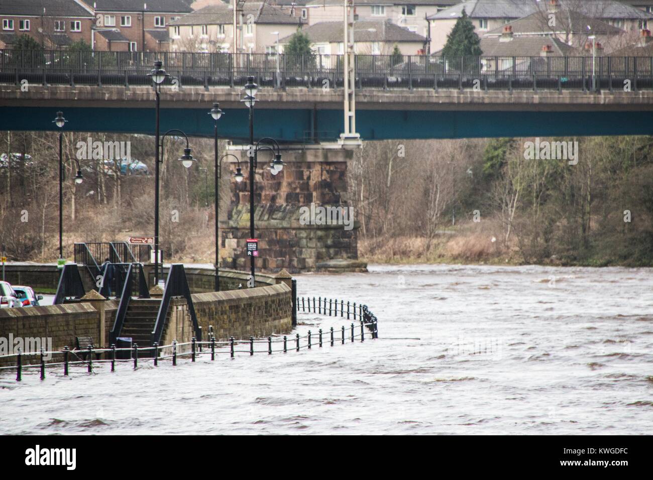 Lancaster, Royaume-Uni. 3 janvier, 2018. Météo France : Rivière Lune tops Saint Georges QUay à Lancaster à marée haute ce midi Crédit : David Billinge/Alamy Live News Banque D'Images