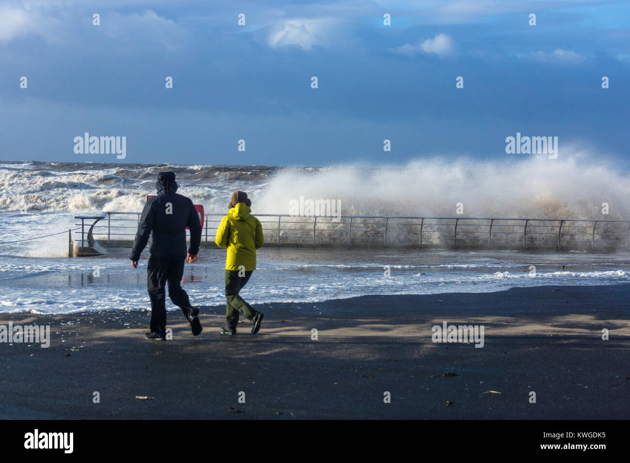 Blackpool, Royaume-Uni. 3 janvier, 2018. de la météo. Storm Eleanor batters la station balnéaire de Blackpool. Le cinquième ouragan de la saison d'hiver apporte hugh vagues et des vents le long de l'seafornt. Crédit : Gary Telford/Alamy Live News Banque D'Images