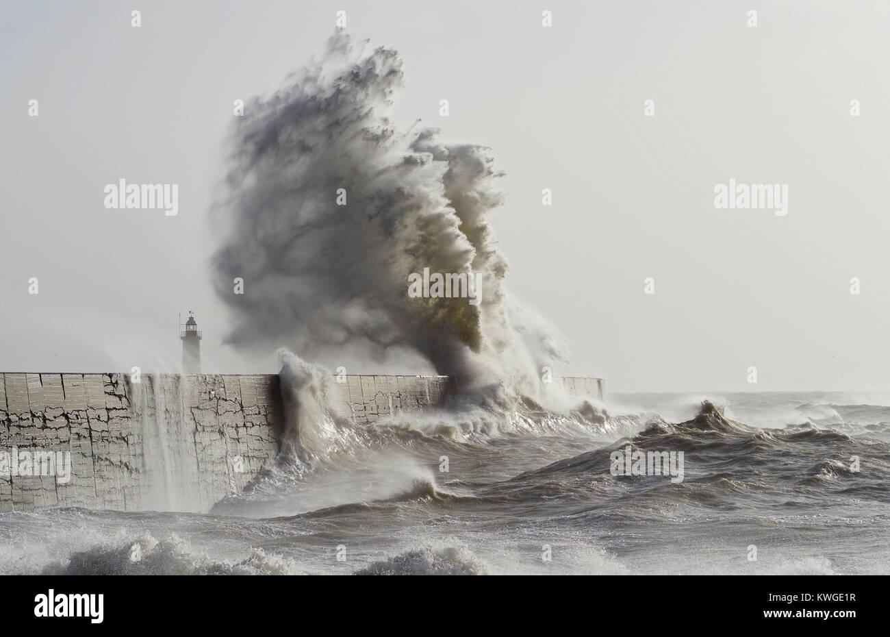 Nehaven, UK. 3 janvier, 2018. Eleanor Storm batters Newhaven Harbour. David Lyon/Alamy Live News Banque D'Images