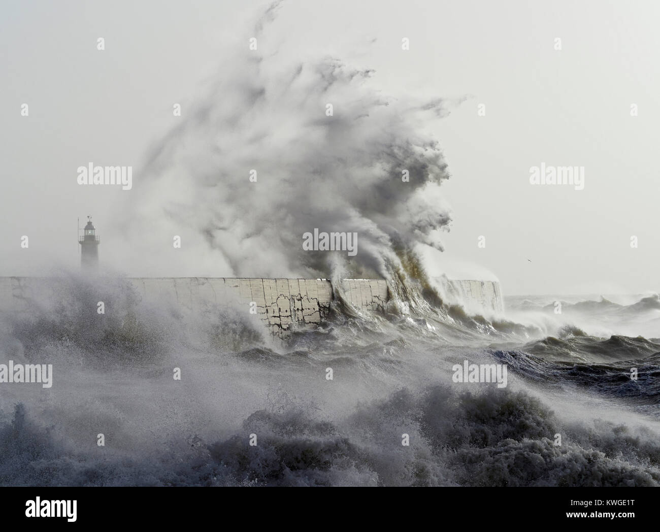 Nehaven, UK. 3 janvier, 2018. Eleanor Storm batters Newhaven Harbour. David Lyon/Alamy Live News Banque D'Images