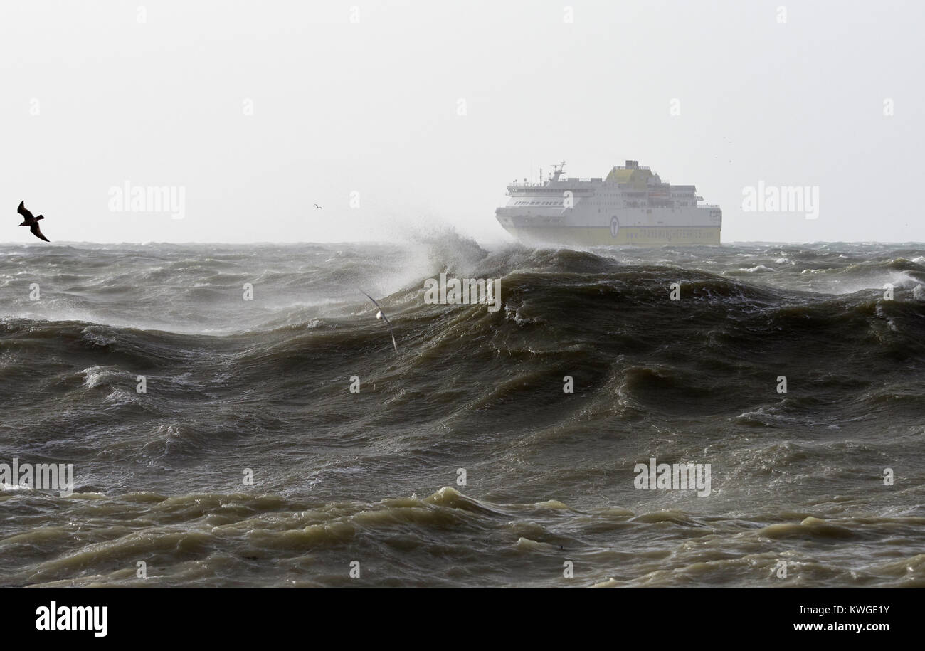 Nehaven, UK. 3 janvier, 2018. Storm Eleanor Newhaven et le Transmance DFDS ferry de Dieppe en attente d'entrer dans le port. David Lyon/Alamy Live News Banque D'Images