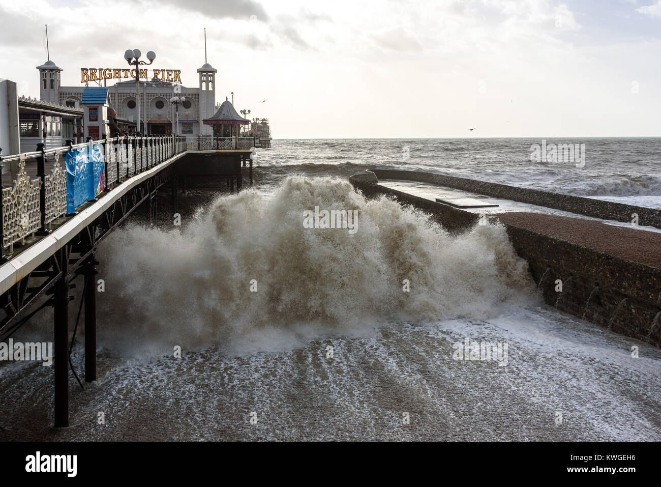 Brighton, UK. 06Th Jan, 2018. Les ondes de tempête poussée par la jetée de Brighton à marée haute. Crédit photo : Julia Claxton/Alamy Live News Banque D'Images