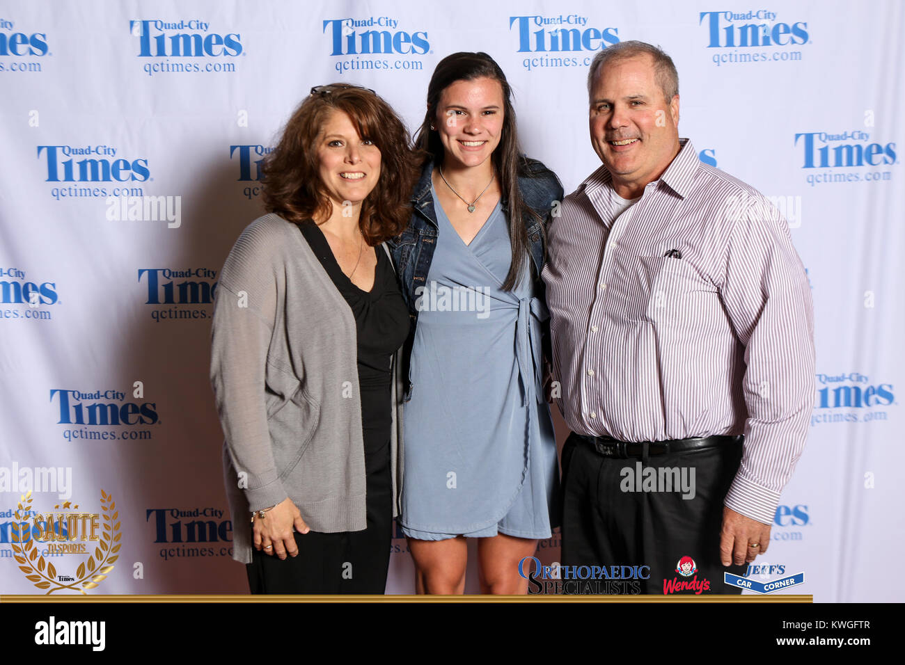 Bettendorf, Iowa, États-Unis. 3 mai, 2017. Les clients posent pour des photos sur le tapis rouge à l'Hommage aux sports à Bettendorf High School le mercredi 3 mai, 2017. Credit : Andy Abeyta, Quad-City Times/Quad-City Times/ZUMA/Alamy Fil Live News Banque D'Images
