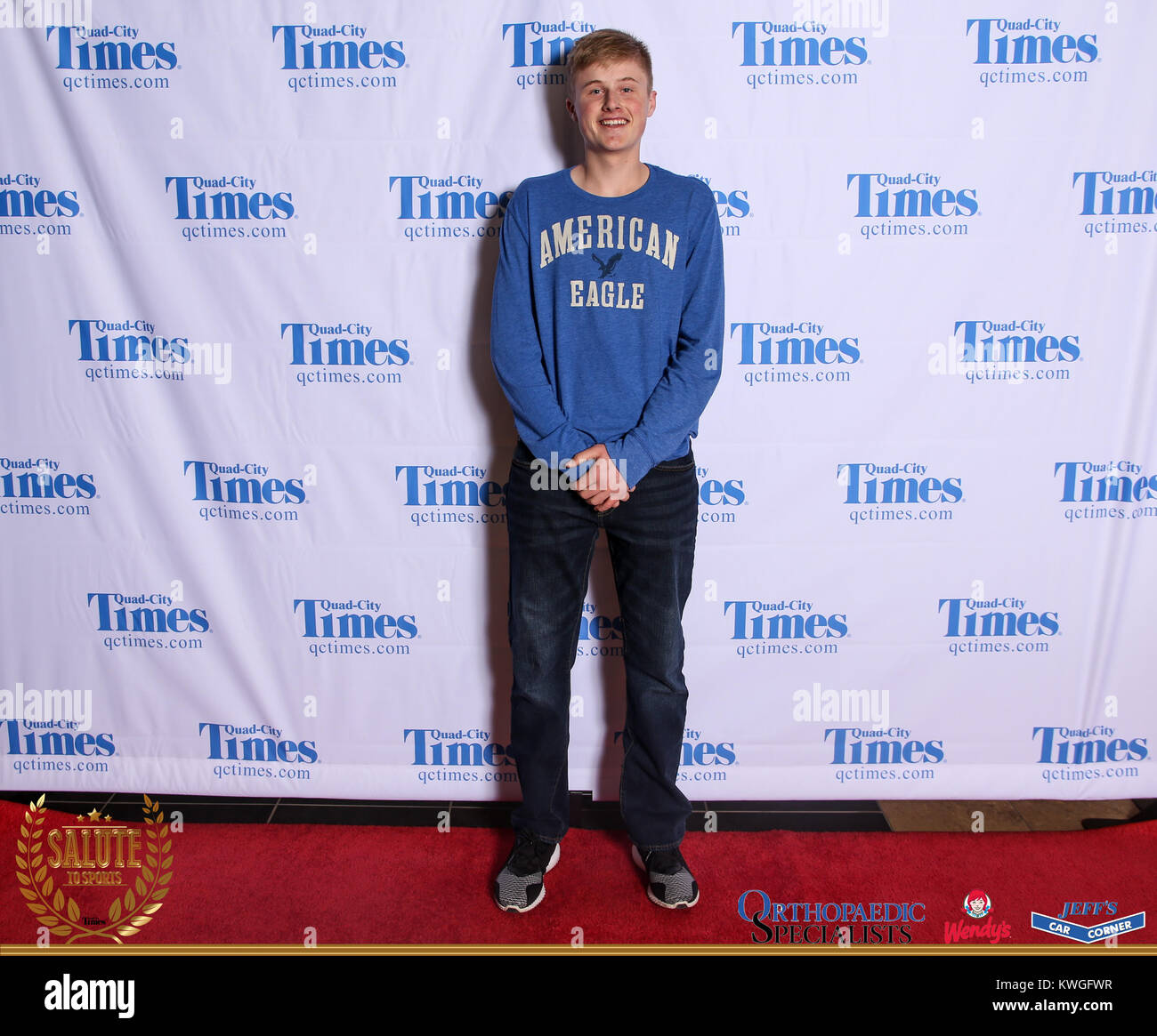 3 mai 2017 - Bettendorf, Iowa, États-Unis - Les clients posent pour des photos sur le tapis rouge à l'Hommage aux sports à Bettendorf High School le mercredi 3 mai, 2017. (Crédit Image : © Andy Abeyta, Quad-City Times/Quad-City Times via Zuma sur le fil) Banque D'Images