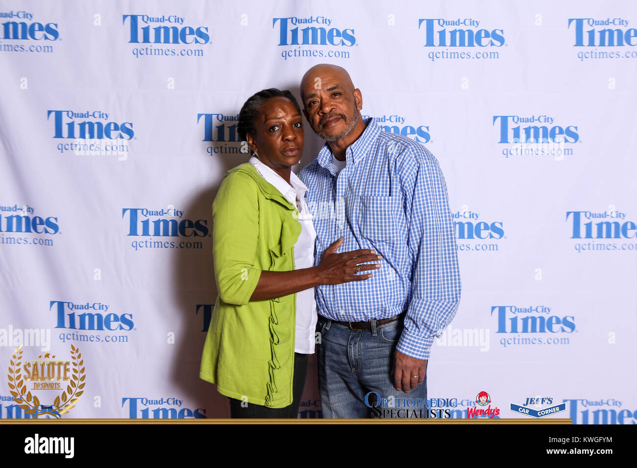 Bettendorf, Iowa, États-Unis. 3 mai, 2017. Les clients posent pour des photos sur le tapis rouge à l'Hommage aux sports à Bettendorf High School le mercredi 3 mai, 2017. Credit : Andy Abeyta, Quad-City Times/Quad-City Times/ZUMA/Alamy Fil Live News Banque D'Images