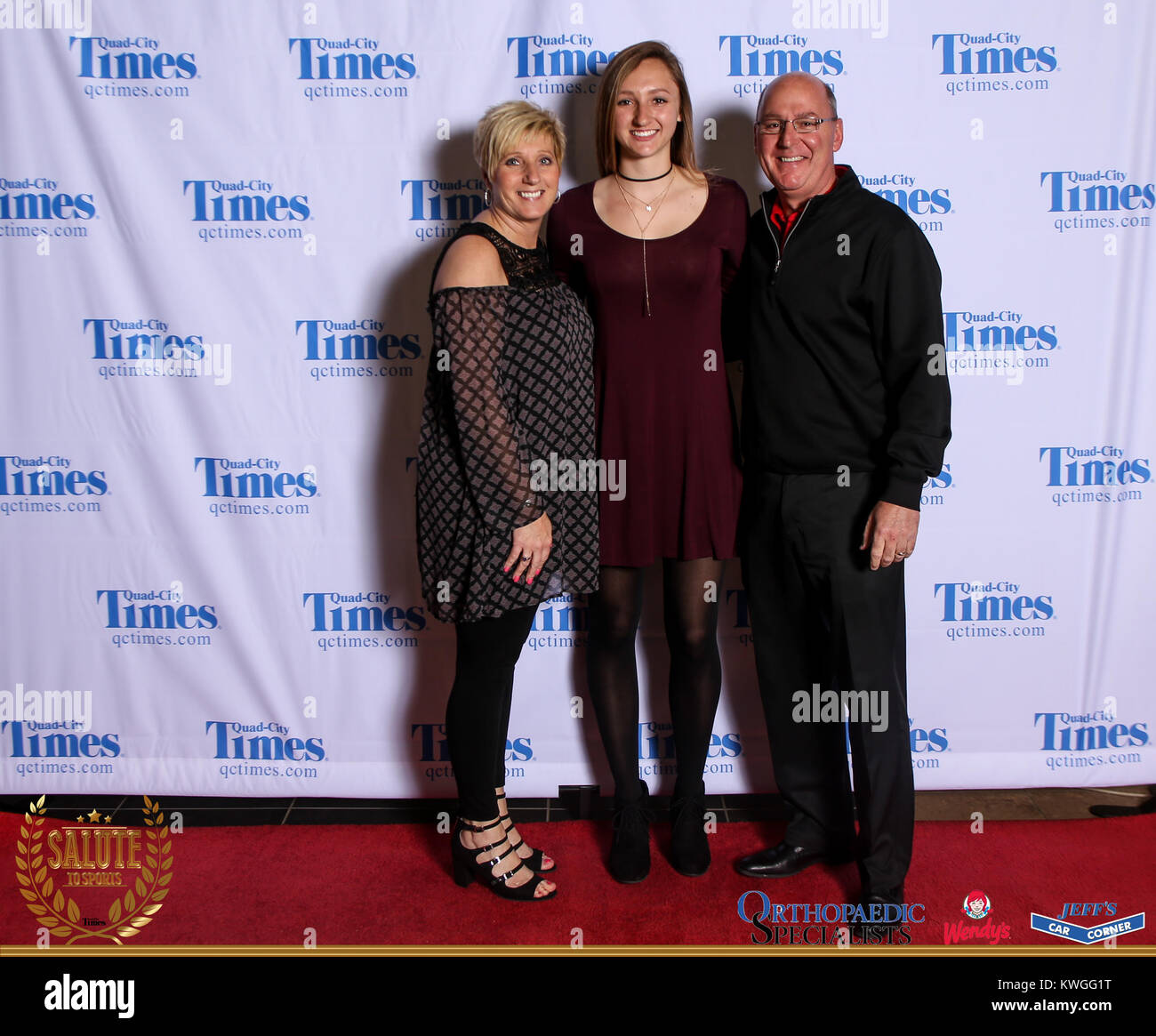 3 mai 2017 - Bettendorf, Iowa, États-Unis - Les clients posent pour des photos sur le tapis rouge à l'Hommage aux sports à Bettendorf High School le mercredi 3 mai, 2017. (Crédit Image : © Andy Abeyta, Quad-City Times/Quad-City Times via Zuma sur le fil) Banque D'Images