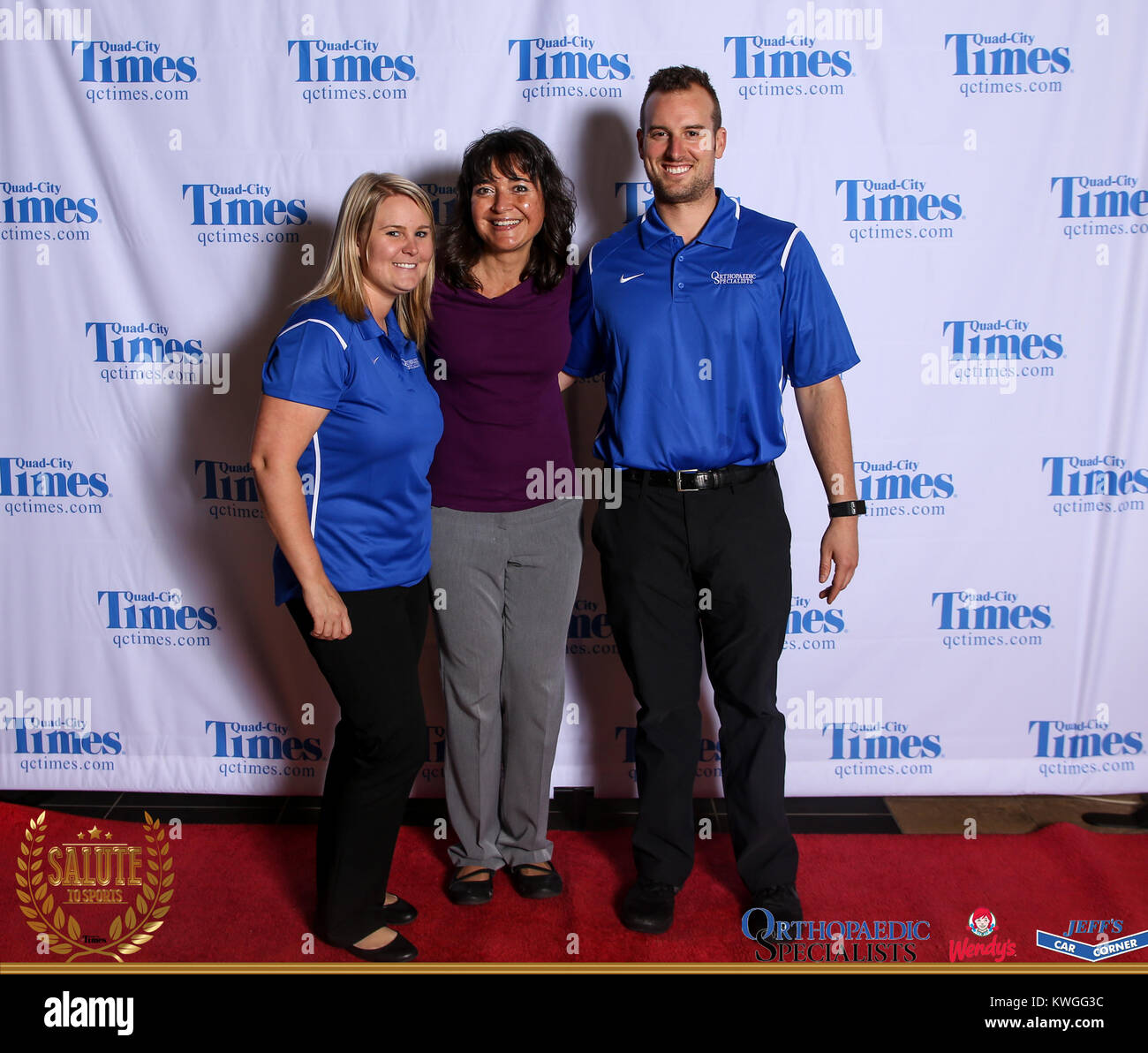 Bettendorf, Iowa, États-Unis. 3 mai, 2017. Les clients posent pour des photos sur le tapis rouge à l'Hommage aux sports à Bettendorf High School le mercredi 3 mai, 2017. Credit : Andy Abeyta, Quad-City Times/Quad-City Times/ZUMA/Alamy Fil Live News Banque D'Images