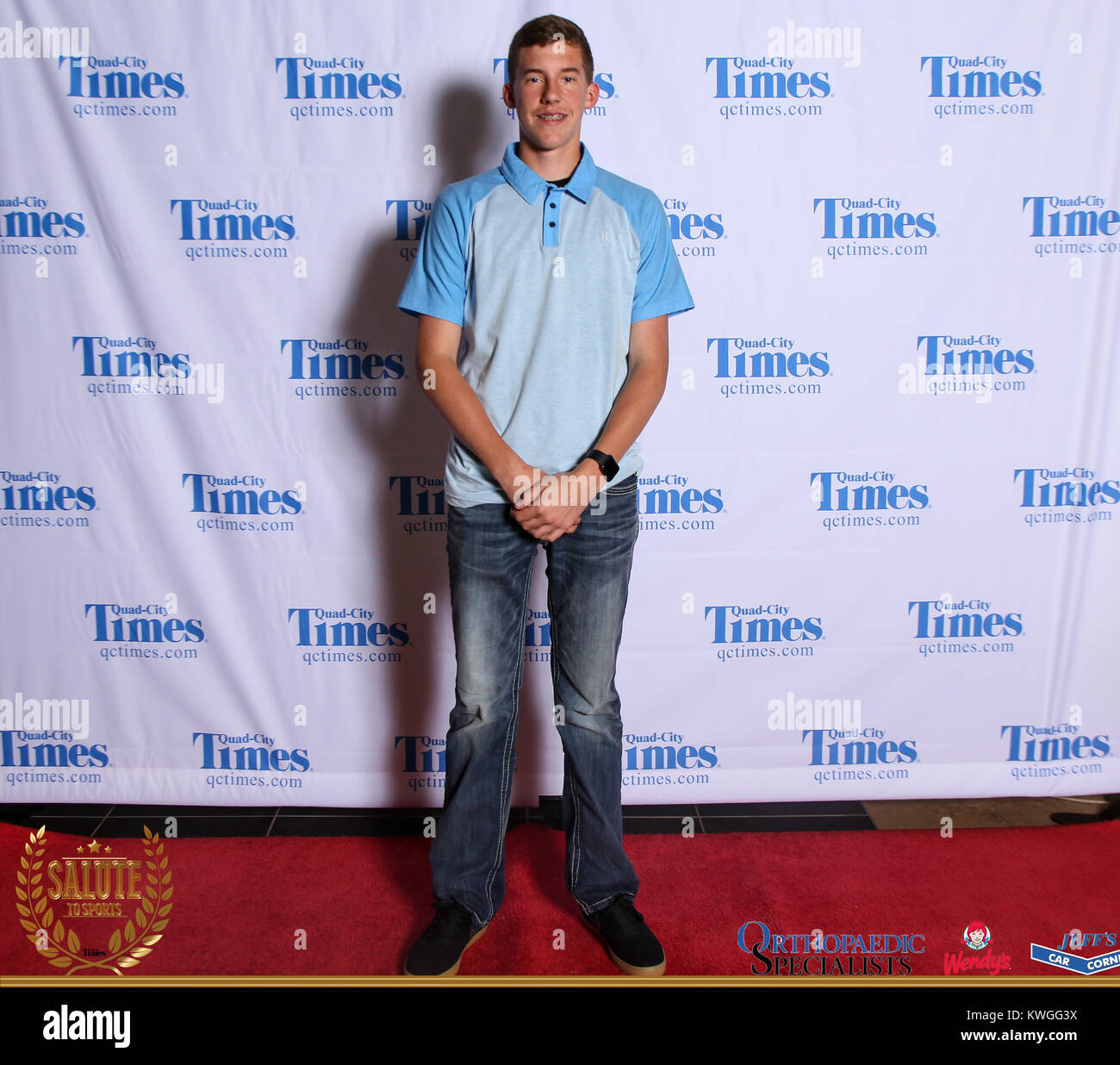 Bettendorf, Iowa, États-Unis. 3 mai, 2017. Les clients posent pour des photos sur le tapis rouge à l'Hommage aux sports à Bettendorf High School le mercredi 3 mai, 2017. Credit : Andy Abeyta, Quad-City Times/Quad-City Times/ZUMA/Alamy Fil Live News Banque D'Images