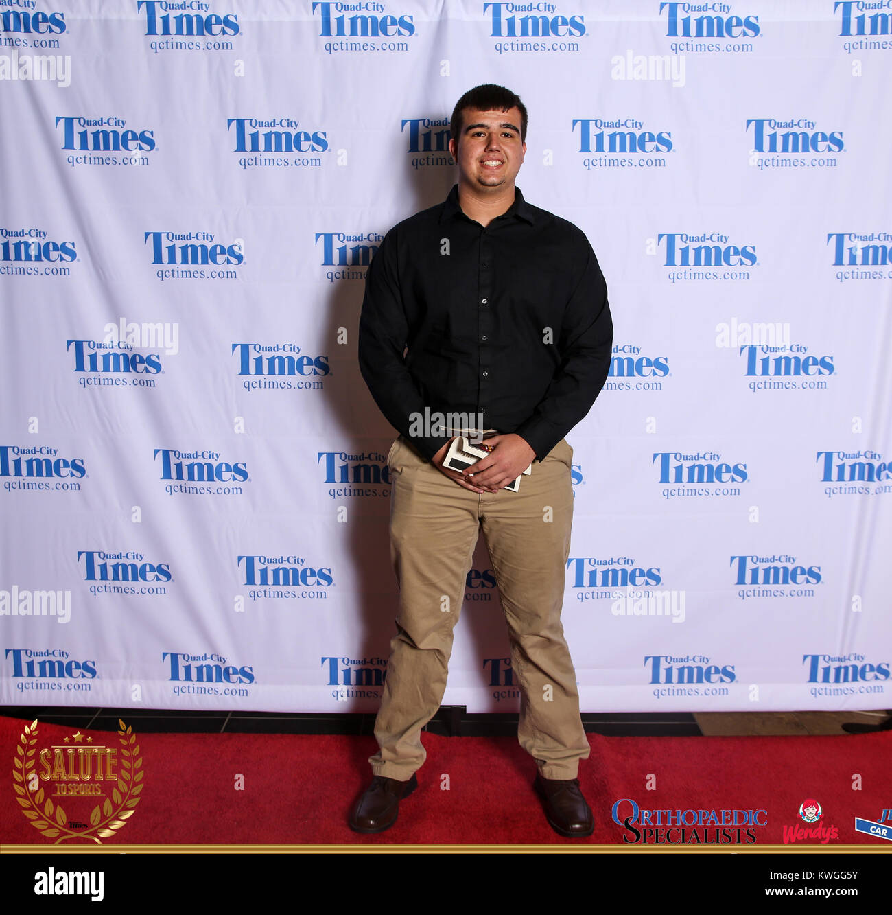 Bettendorf, Iowa, États-Unis. 3 mai, 2017. Les clients posent pour des photos sur le tapis rouge à l'Hommage aux sports à Bettendorf High School le mercredi 3 mai, 2017. Credit : Andy Abeyta, Quad-City Times/Quad-City Times/ZUMA/Alamy Fil Live News Banque D'Images