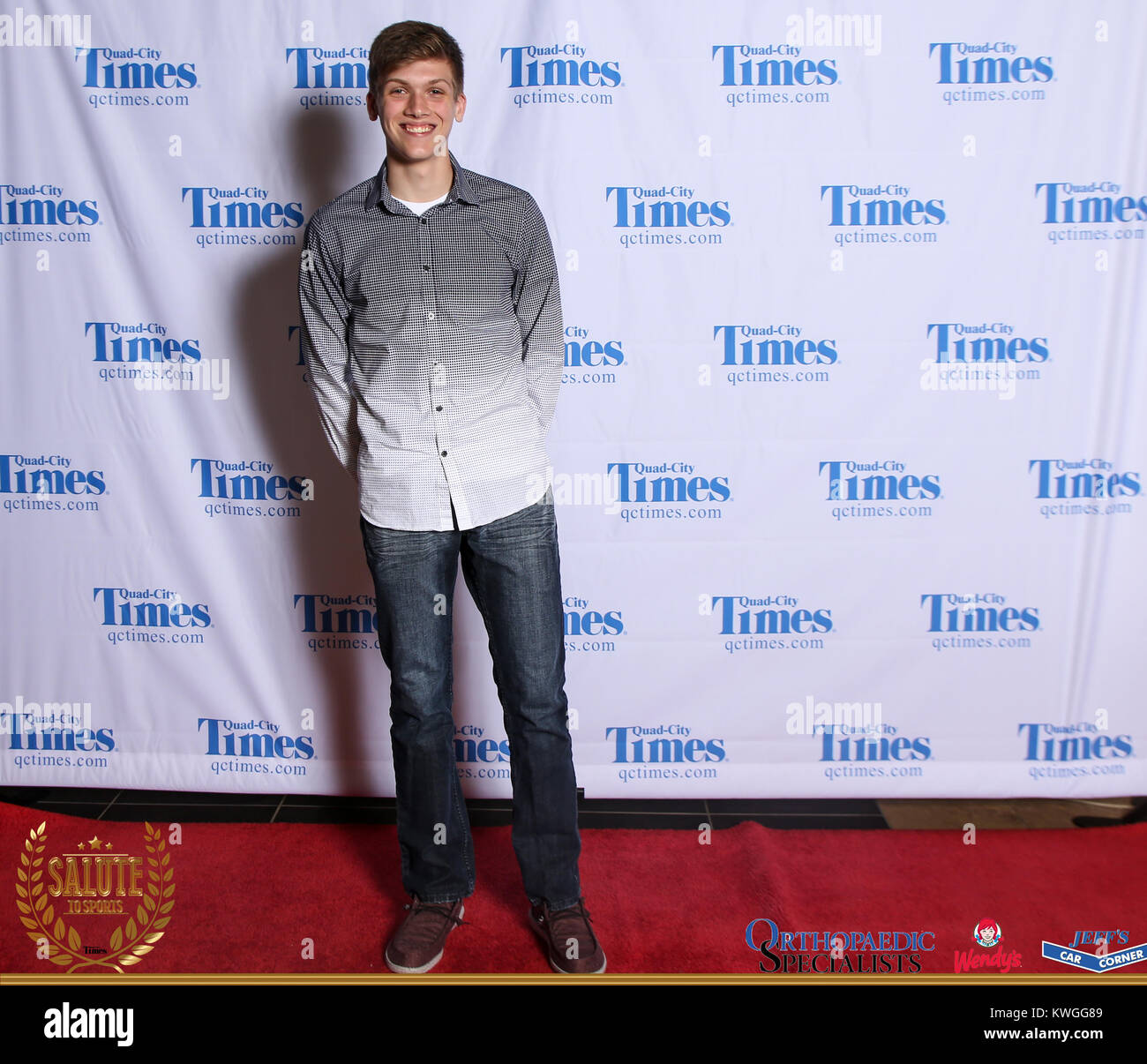 Bettendorf, Iowa, États-Unis. 3 mai, 2017. Les clients posent pour des photos sur le tapis rouge à l'Hommage aux sports à Bettendorf High School le mercredi 3 mai, 2017. Credit : Andy Abeyta, Quad-City Times/Quad-City Times/ZUMA/Alamy Fil Live News Banque D'Images