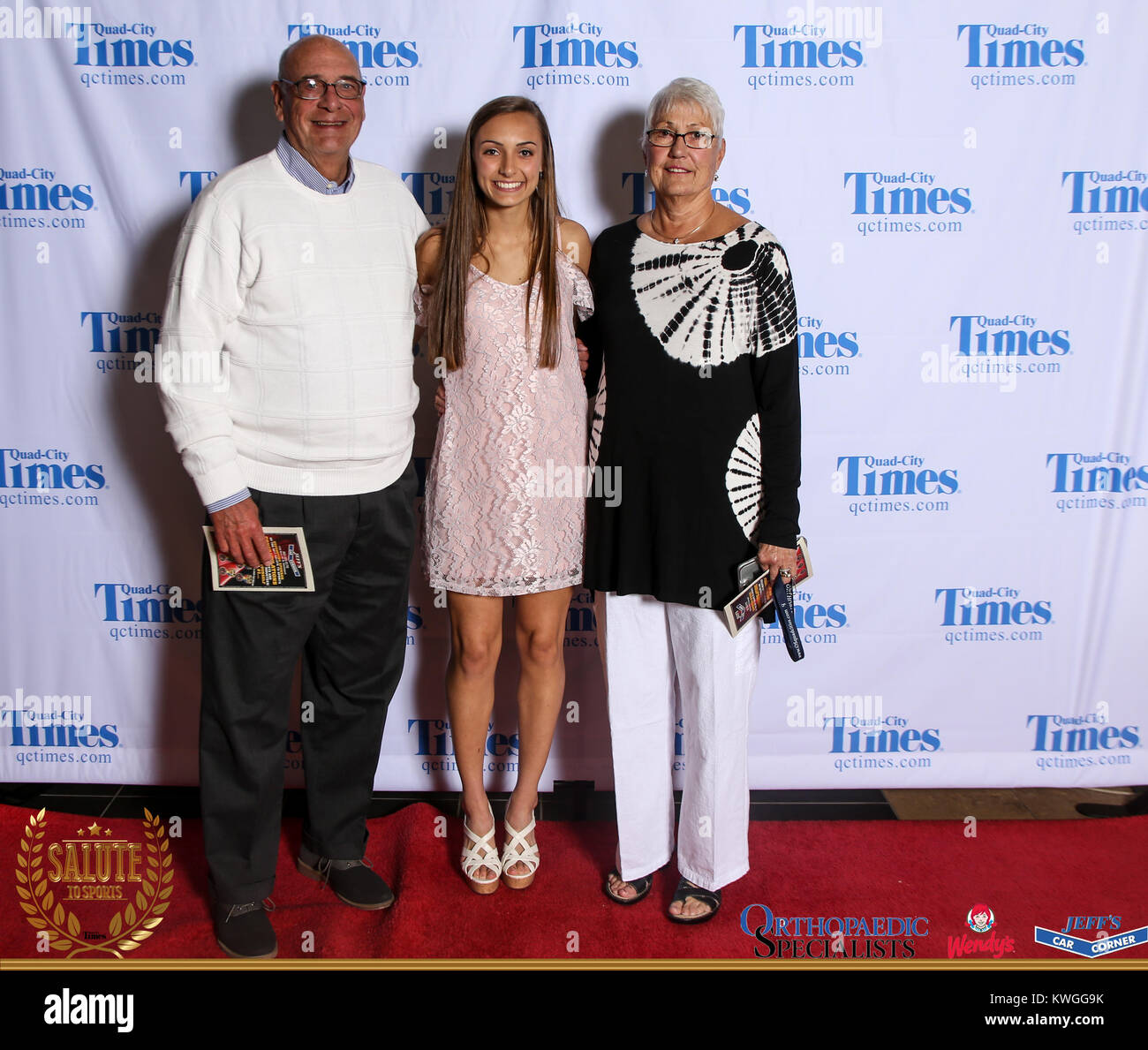Bettendorf, Iowa, États-Unis. 3 mai, 2017. Les clients posent pour des photos sur le tapis rouge à l'Hommage aux sports à Bettendorf High School le mercredi 3 mai, 2017. Credit : Andy Abeyta, Quad-City Times/Quad-City Times/ZUMA/Alamy Fil Live News Banque D'Images