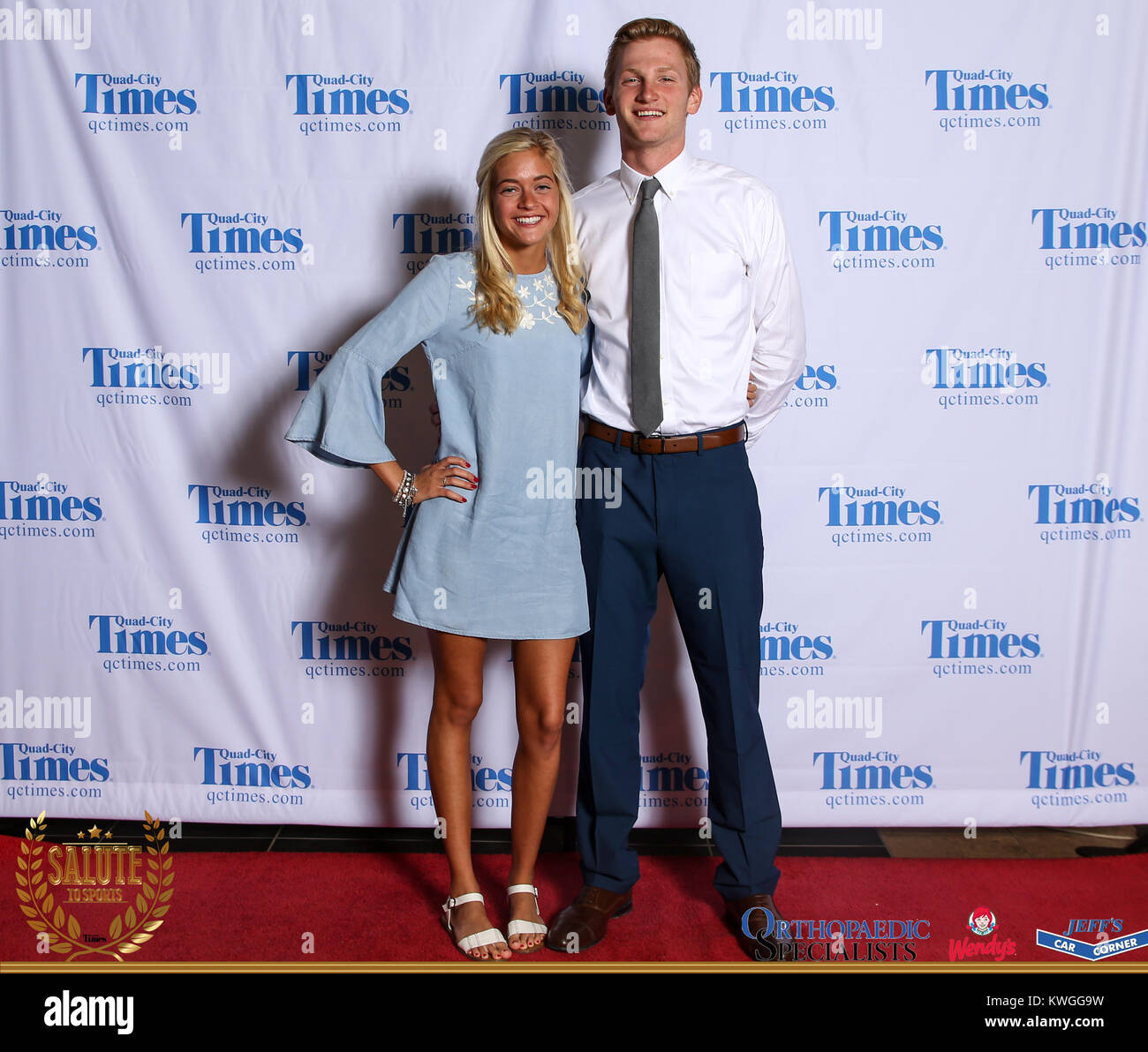 Bettendorf, Iowa, États-Unis. 3 mai, 2017. Les clients posent pour des photos sur le tapis rouge à l'Hommage aux sports à Bettendorf High School le mercredi 3 mai, 2017. Credit : Andy Abeyta, Quad-City Times/Quad-City Times/ZUMA/Alamy Fil Live News Banque D'Images