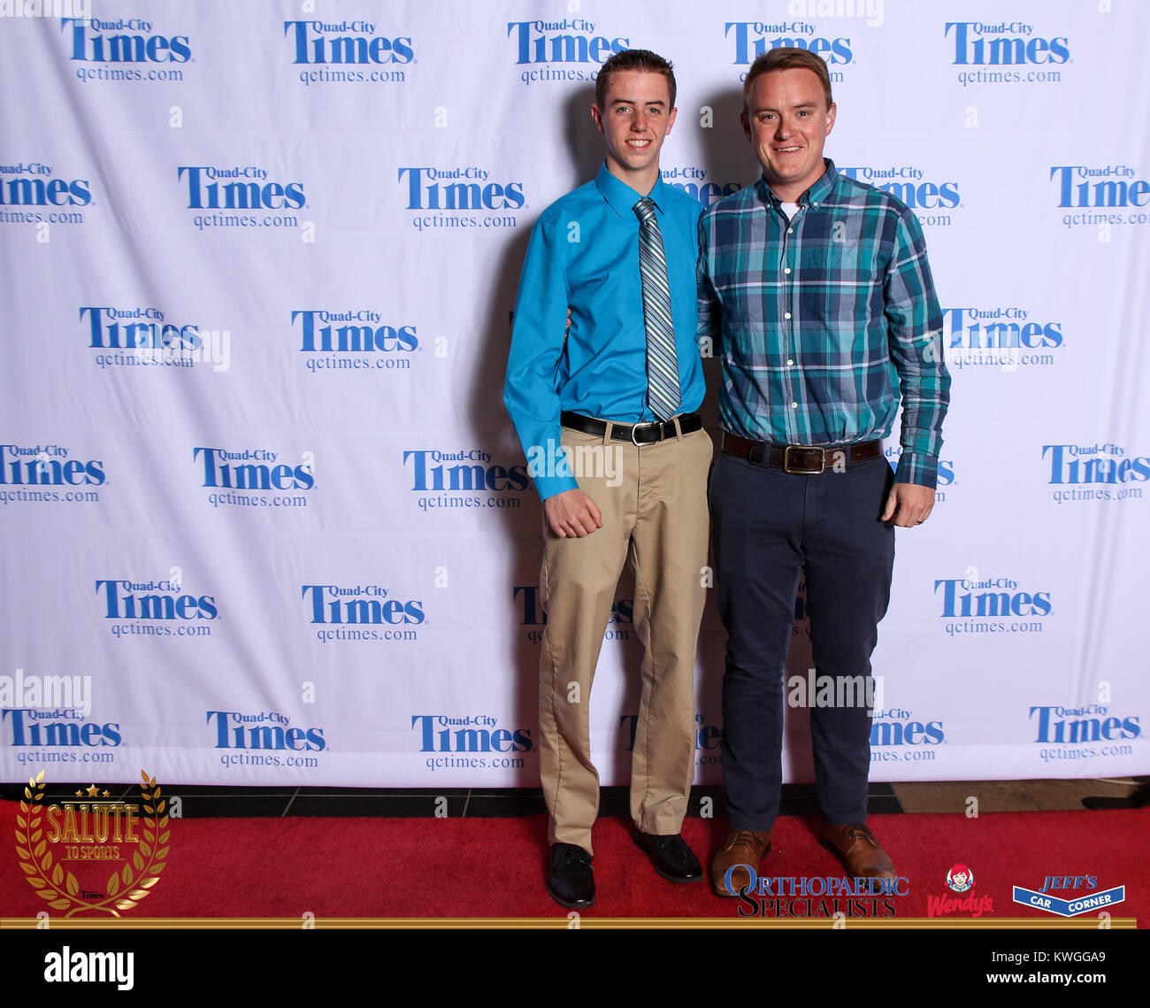 Bettendorf, Iowa, États-Unis. 3 mai, 2017. Les clients posent pour des photos sur le tapis rouge à l'Hommage aux sports à Bettendorf High School le mercredi 3 mai, 2017. Credit : Andy Abeyta, Quad-City Times/Quad-City Times/ZUMA/Alamy Fil Live News Banque D'Images