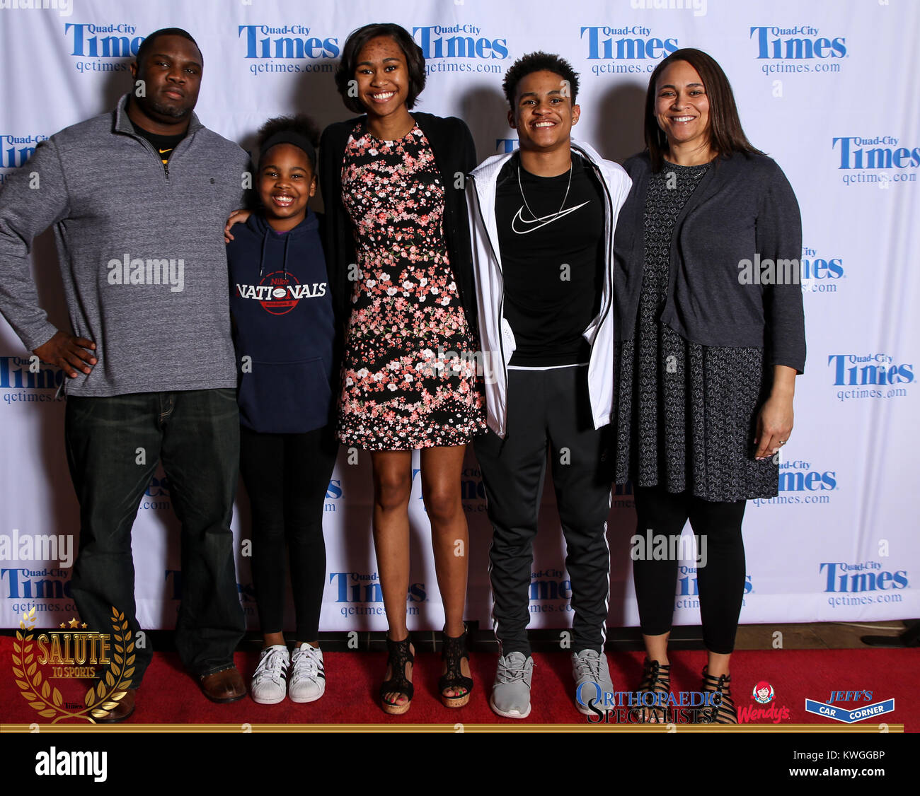 Bettendorf, Iowa, États-Unis. 3 mai, 2017. Les clients posent pour des photos sur le tapis rouge à l'Hommage aux sports à Bettendorf High School le mercredi 3 mai, 2017. Credit : Andy Abeyta, Quad-City Times/Quad-City Times/ZUMA/Alamy Fil Live News Banque D'Images