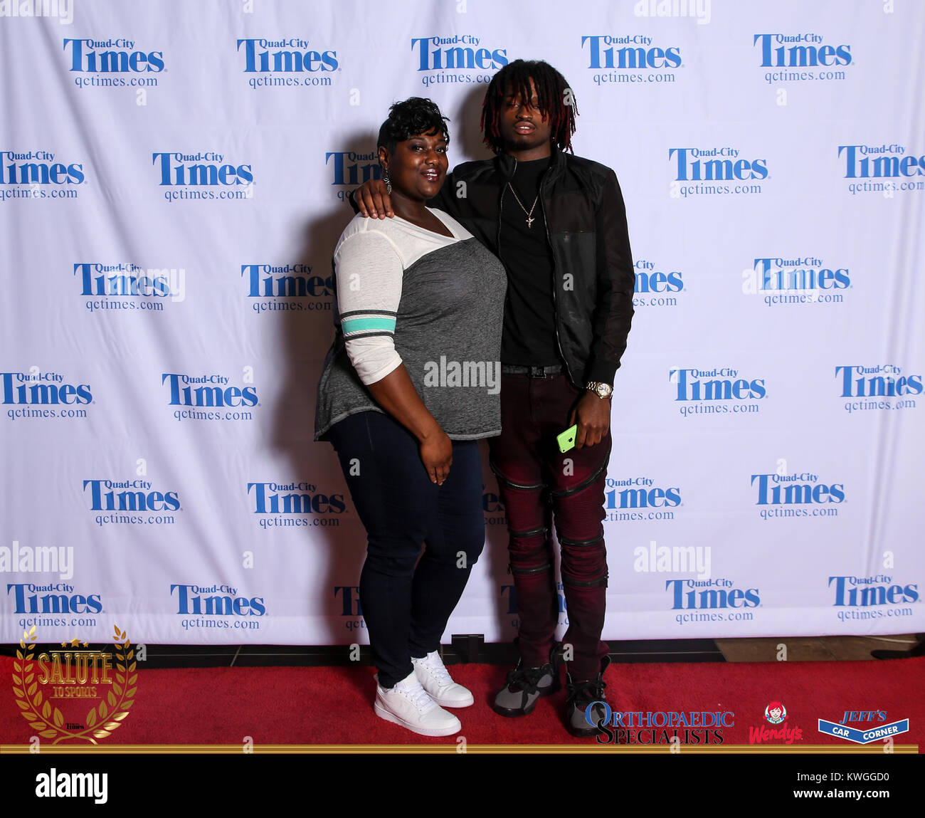 Bettendorf, Iowa, États-Unis. 3 mai, 2017. Les clients posent pour des photos sur le tapis rouge à l'Hommage aux sports à Bettendorf High School le mercredi 3 mai, 2017. Credit : Andy Abeyta, Quad-City Times/Quad-City Times/ZUMA/Alamy Fil Live News Banque D'Images