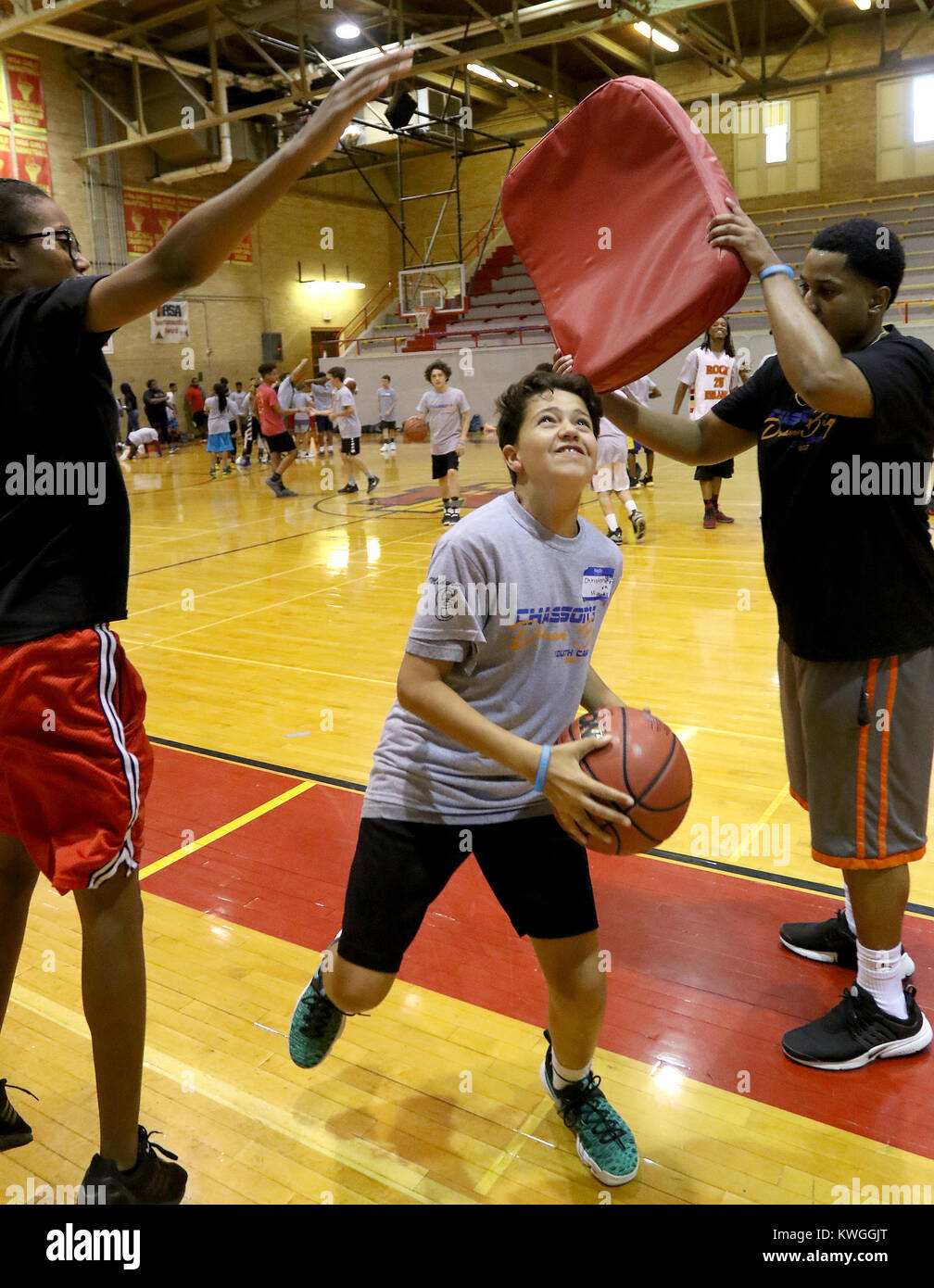 Rock Island, Iowa, États-Unis. 9 juin, 2017. Christopher Wells, 13 lecteurs de la lane à Chikar Le Lay ups et la finition, le vendredi 9 juin 2017, au cours du premier Randle Chasson camp de basket-ball libre tenue à Rock Island High School. Crédit : John Schultz/Quad-City Times/ZUMA/Alamy Fil Live News Banque D'Images