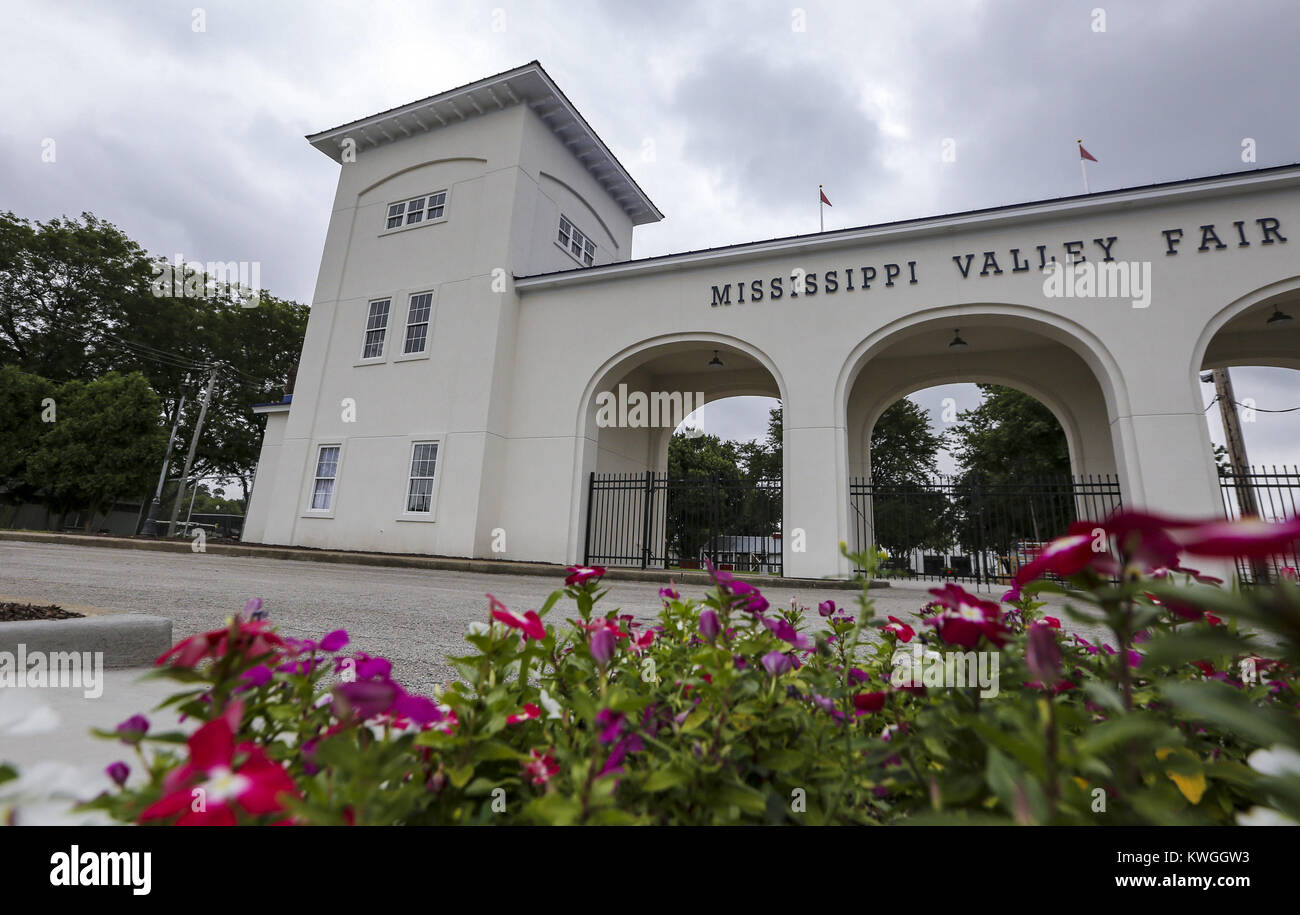 Davenport, Iowa, États-Unis. 24 juillet, 2017. Un côté des tours jumelles au Mississippi Valley Fairgrounds est vu de l'entrée après avoir subi d'importantes rénovations en préparation de la foire de cette année dans la région de Davenport le lundi, Juillet 24, 2017. La structure a été conçue par l'architecte Arthur Davenport H. Ebeling (1882-1965) et construit par Walsh Construction Co. pour loger un certain nombre de bureaux et guichets. Il a été achevé à temps pour le premier salon en août de 1920, l'encombrement autour de 100 000 clients. (Crédit Image : © Andy Abeyta, Quad-City Times/Quad-City Times via ZUMA Banque D'Images