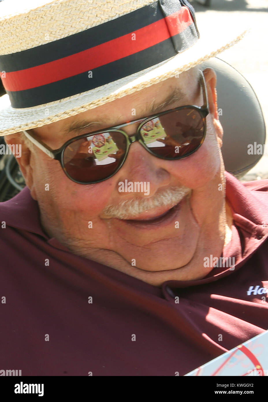 Eldridge, Iowa, États-Unis. Sep 10, 2017. Happy Joe Whitty sourire alors qu'il lit une carte d'anniversaire d'Alex Souhrada de Bettendorf, Dimanche 10 Septembre, 2017, au cours d'une roue de voiture anniversaire & Spectacle au Happy Joe's Pizza Parlour dans Eldridge. Whitty célèbre son 80e anniversaire. Crédit : John Schultz/Quad-City Times/ZUMA/Alamy Fil Live News Banque D'Images