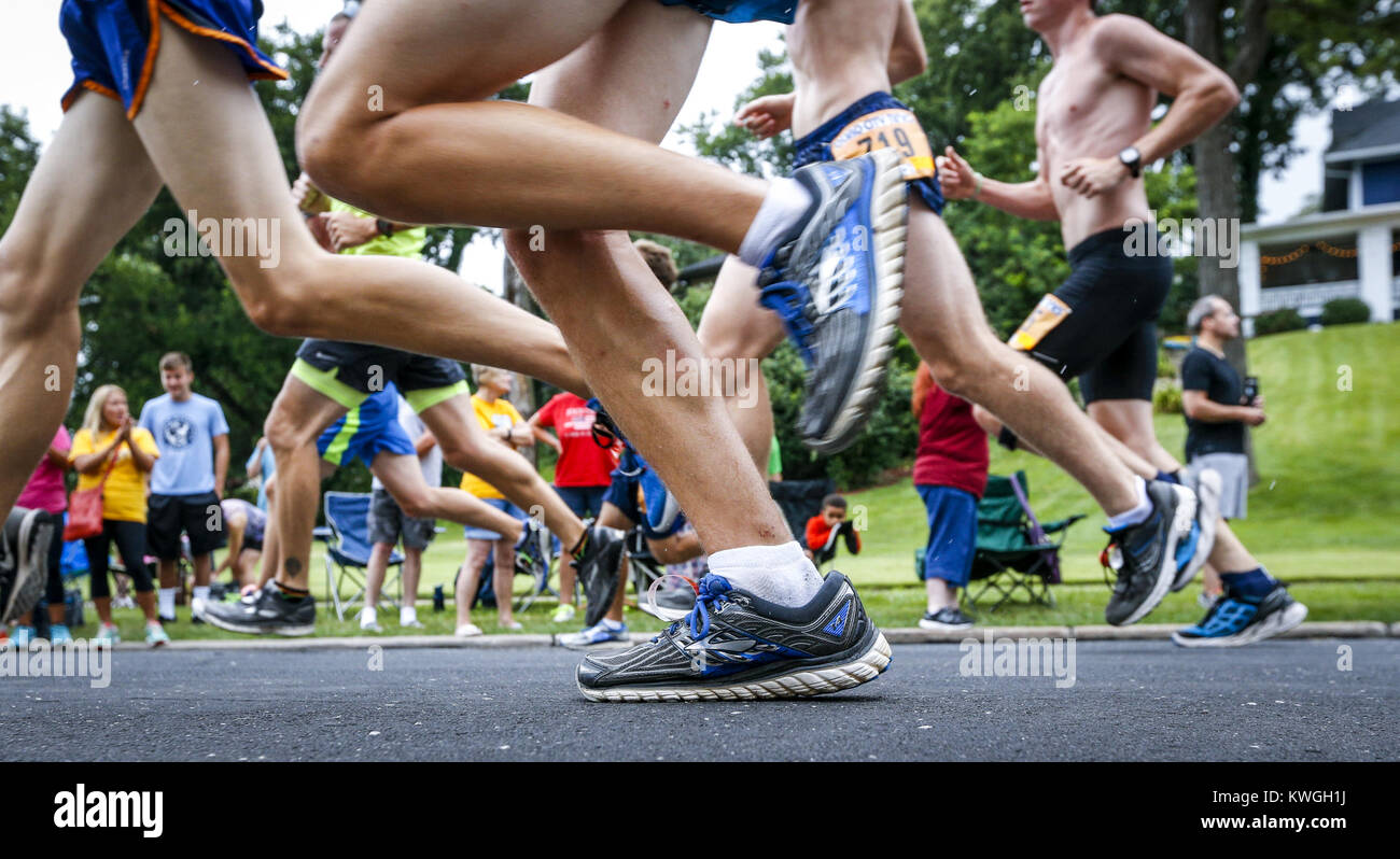 Davenport, Iowa, États-Unis. 30 juillet, 2016. Un paquet de coureurs près de l'approche de plomb le revirement sur McClellan Blvd. Au cours de la ville quatre fois Bix-7 dans la région de Davenport le samedi 30 juillet 2016. Credit : Andy Abeyta/Quad-City Times/ZUMA/Alamy Fil Live News Banque D'Images