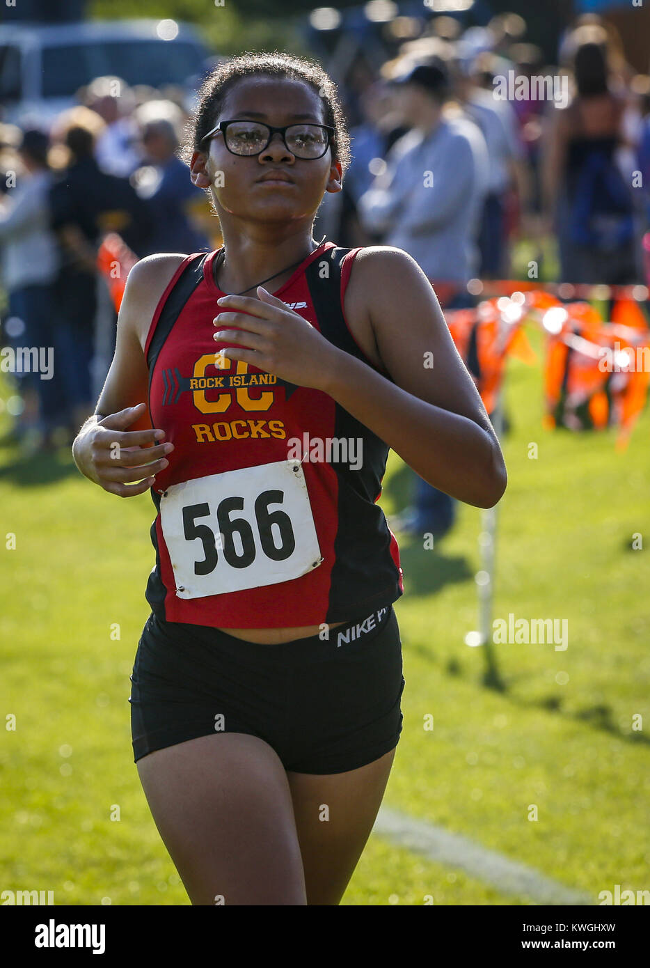 Davenport, Iowa, États-Unis. 3e, 2016 Sep. Rock Island Lilly Johnson junior s'exécute dans pour la ligne d'arrivée à Crow Creek Park à Bettendorf le samedi 3 septembre 2016. Johnson a terminé avec un temps de 25:22. Pleasant Valley High School a accueilli la Spartan Invitational avec cinq des neuf équipes de garçons dans l'état et les quatre meilleures équipes de filles dans l'Iowa. Credit : Andy Abeyta/Quad-City Times/ZUMA/Alamy Fil Live News Banque D'Images