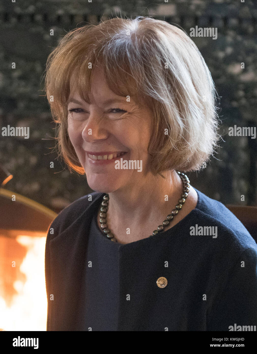 Sénateur des États-Unis Tina Smith (démocrate du Minnesota) alors qu'elle nous rencontre le chef de la majorité au Sénat Chuck Schumer (démocrate de New York) et le sénateur américain Doug Jones (Démocrate de l'Alabama) dans le bureau de Schumer dans le Capitole à Washington, DC le mercredi, Janvier 3, 2017. Credit : Ron Sachs/CNP /MediaPunch Banque D'Images