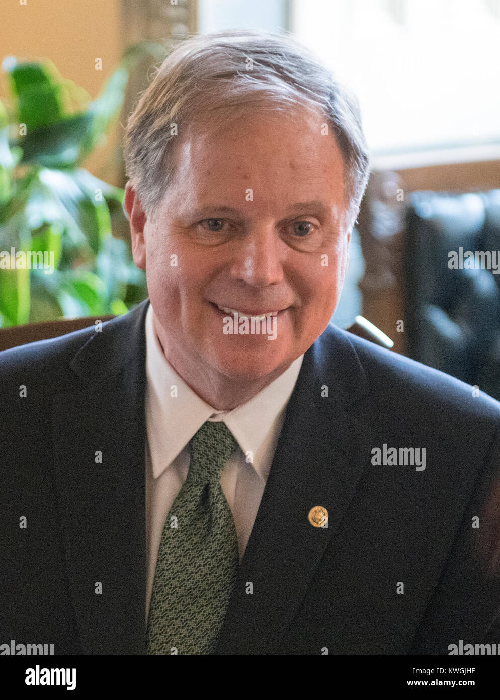 États-unis le sénateur Doug Jones (Démocrate de l'Alabama) comme il nous rencontre le chef de la majorité au Sénat Chuck Schumer (démocrate de New York) et le sénateur américain Tina Smith (démocrate du Minnesota) dans le bureau de Schumer dans le Capitole à Washington, DC le mercredi, Janvier 3, 2017. Credit : Ron Sachs/CNP /MediaPunch Banque D'Images