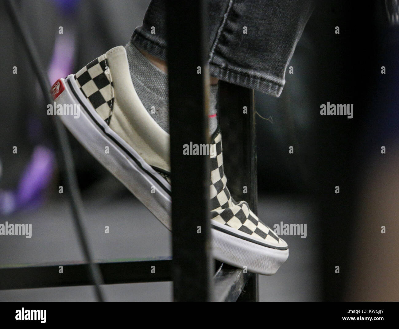 Davenport, Iowa, États-Unis. Dec 27, 2016. Sophia Anderson, 12 ans, de Moline repose son pied tout en jouant au cours d'une session pratique sur le fleuve de l'expérience dans la construction de la musique à Davenport, le Mardi, Décembre 27, 2016. Le Blues de l'hiver annuel instrumentales et vocales caractéristiques du programme des ateliers, ainsi qu'une concentration sur la composition et l'improvisation du blues. Les sessions sont ouvertes aux musiciens âgés de 8-18 et exécuter du lundi au jeudi avant de conclure dans un blues jam dans la chambre Redstone le vendredi. Credit : Andy Abeyta/Quad-City Times/ZUMA/Alamy Fil Live News Banque D'Images