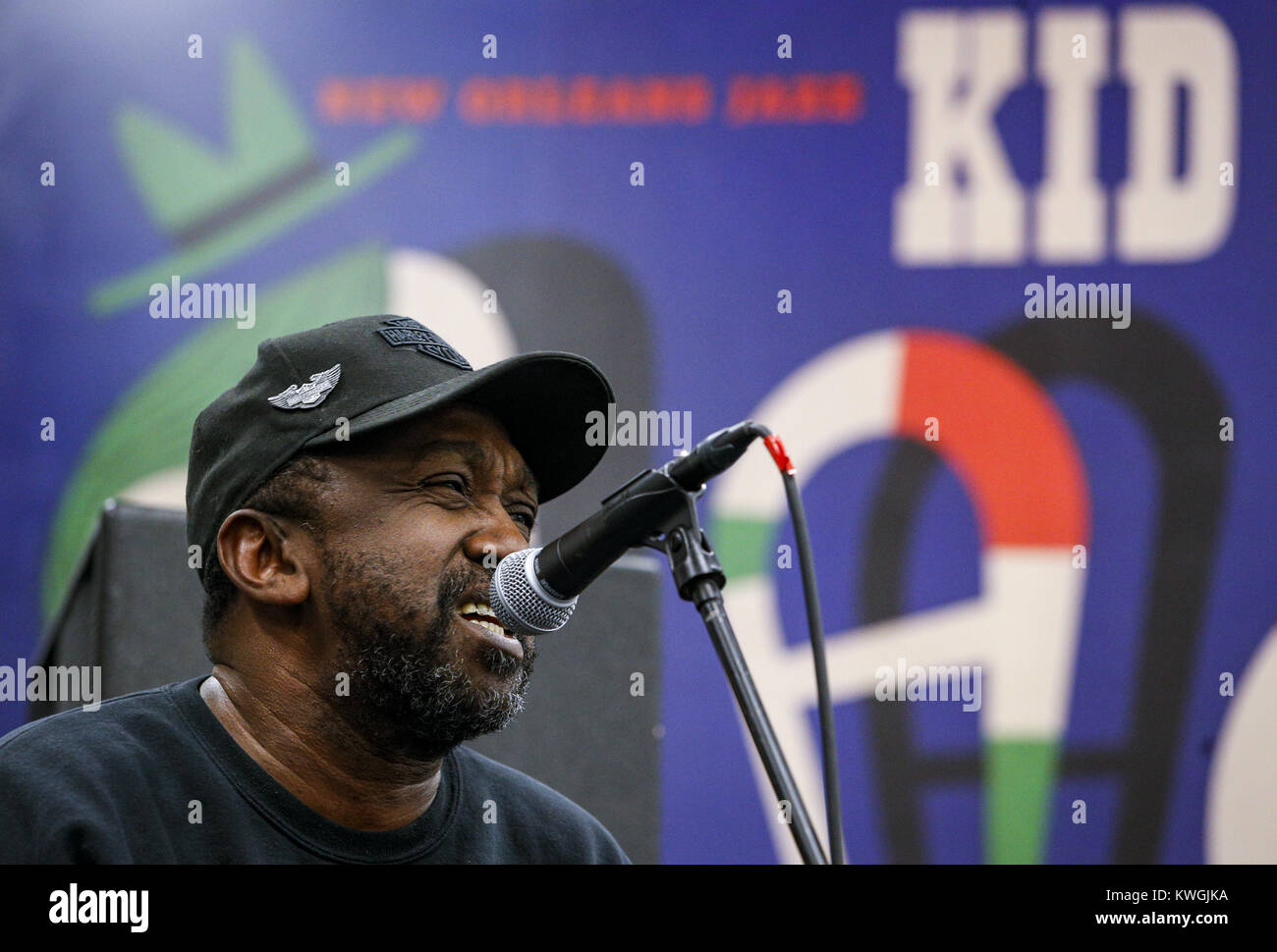 Davenport, Iowa, États-Unis. Dec 27, 2016. Musicien et professeur de longue date Hal Reed donne quelques conseils au cours d'une session de musique sur le fleuve de l'expérience en construction à Davenport le Mardi, Décembre 27, 2016. Le Blues de l'hiver annuel instrumentales et vocales caractéristiques du programme des ateliers, ainsi qu'une concentration sur la composition et l'improvisation du blues. Les sessions sont ouvertes aux musiciens âgés de 8-18 et exécuter du lundi au jeudi avant de conclure dans un blues jam dans la chambre Redstone le vendredi. Credit : Andy Abeyta/Quad-City Times/ZUMA/Alamy Fil Live News Banque D'Images