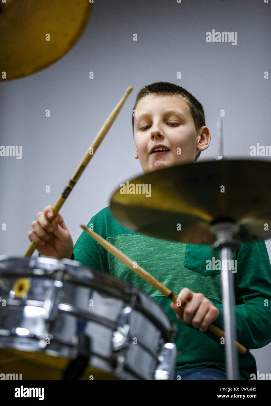 Davenport, Iowa, États-Unis. Dec 27, 2016. Jacob Hartman, 13, Vallée de charbon joue de la batterie avec son groupe de musique sur le fleuve de l'expérience en construction à Davenport le Mardi, Décembre 27, 2016. Le Blues de l'hiver annuel instrumentales et vocales caractéristiques du programme des ateliers, ainsi qu'une concentration sur la composition et l'improvisation du blues. Les sessions sont ouvertes aux musiciens âgés de 8-18 et exécuter du lundi au jeudi avant de conclure dans un blues jam dans la chambre Redstone le vendredi. Credit : Andy Abeyta/Quad-City Times/ZUMA/Alamy Fil Live News Banque D'Images