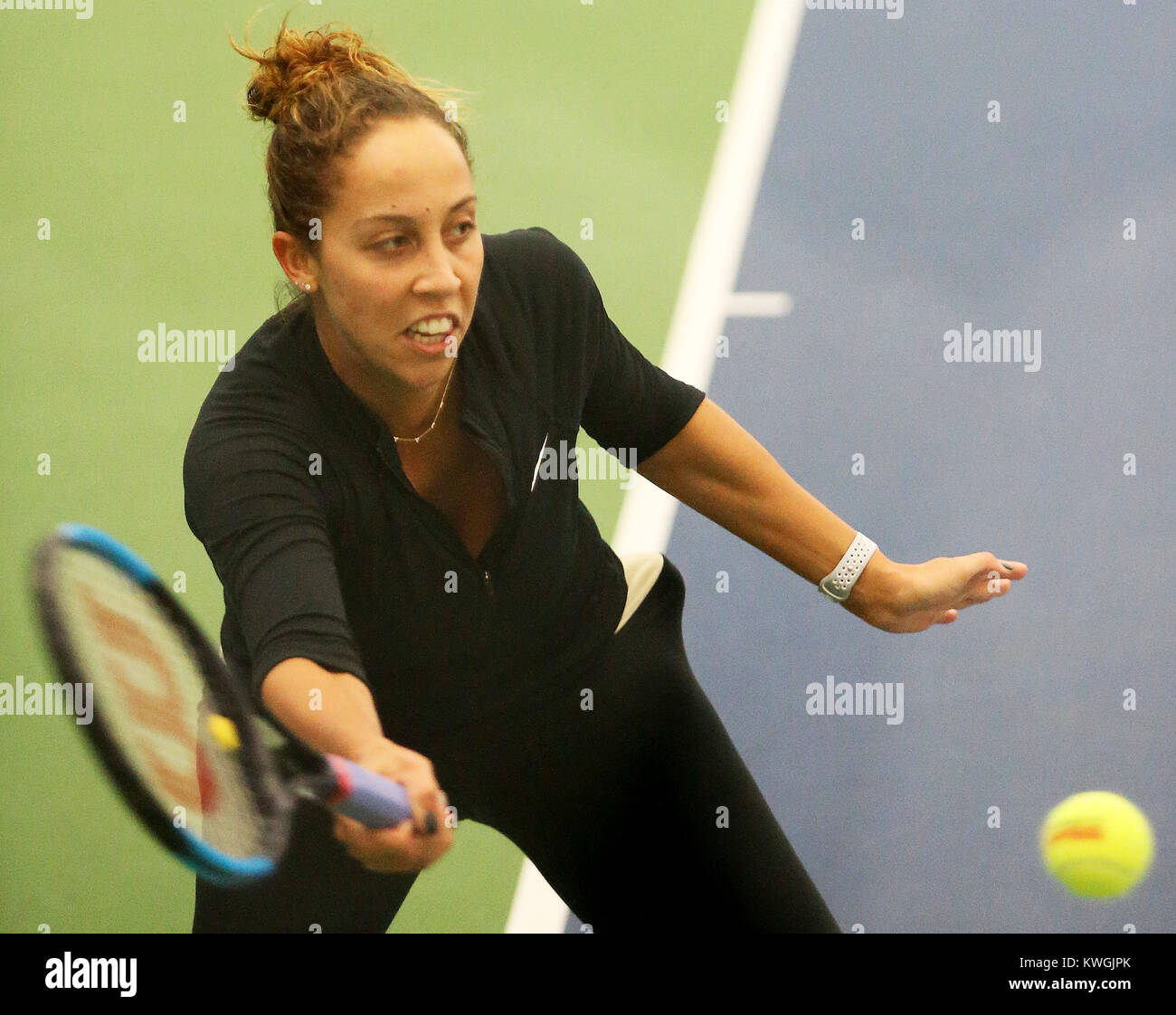 Moline, Iowa, États-Unis. 16 Nov, 2017. Rock Island native Madison Keys, le joueur de tennis classé 19e au monde, renvoie la balle, le jeudi 16 novembre 2017, au cours d'un pro-am au Quad-City Tennis Club à Moline. Crédit : John Schultz/Quad-City Times/ZUMA/Alamy Fil Live News Banque D'Images