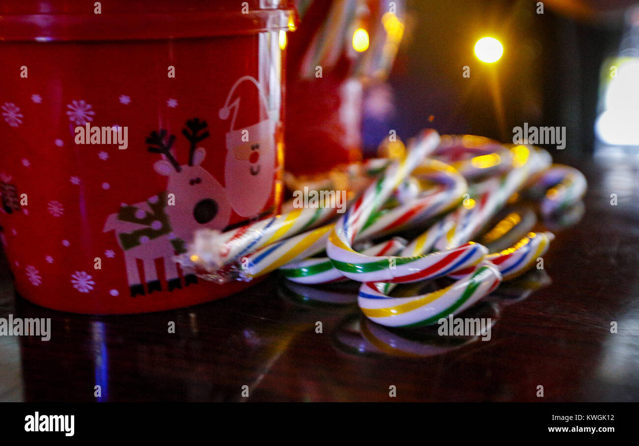 Davenport, Iowa, États-Unis. Dec 25, 2016. Une pile de cannes de bonbon est perçu comme barmans mis en place en vue du barrage de décorations à Davenport le Dimanche, Décembre 25, 2016. Le bar ouvre à 6:00 et prévu de rester jusqu'à 2:00 Lecture de NFL et de la NBA à la télévision ainsi que des films de Noël pour les clients de profiter. Credit : Andy Abeyta/Quad-City Times/ZUMA/Alamy Fil Live News Banque D'Images