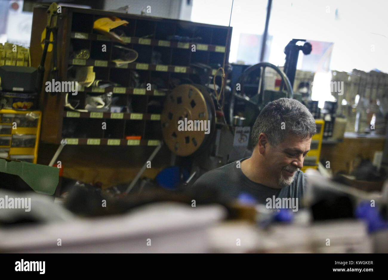 Moline, Iowa, États-Unis. 28 Dec, 2016. Propriétaire Glen Delveau sourire alors qu'il travaille sur une paire de bottes à l'hôpital Chaussures à Moline le Mercredi, Décembre 28, 2016. Delveau, récemment mariée à l'époque, a obtenu un emploi la réparation de chaussures en 1988. ''C'était presque une évidence, '' Delveau expliqué, ''J'aime travailler avec mes mains alors je suis allé à partir de la vente d'actions en fixant des chaussures. Credit : Andy Abeyta/Quad-City Times/ZUMA/Alamy Fil Live News Banque D'Images