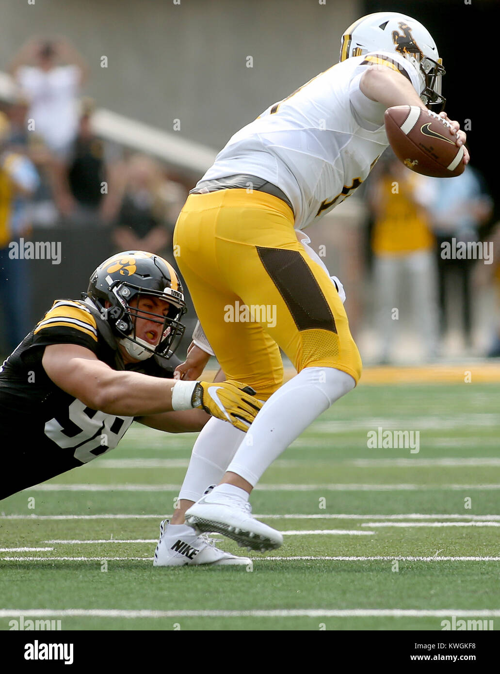 Iowa City, Iowa, États-Unis. Du 1er septembre 2017. Iowa's Anthony Nelson va après les jambes du Wyoming quarterback Josh Allen, samedi 2 septembre, 2017, au cours de l'action de la première moitié de la saison au stade Kinnick à Iowa City. Crédit : John Schultz/Quad-City Times/ZUMA/Alamy Fil Live News Banque D'Images