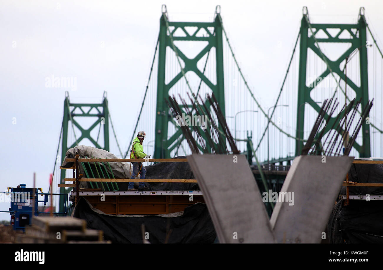 Bettendorf, Iowa, États-Unis. 31 octobre, 2017. Le travail continue sur le nouveau pont I-74, le Mardi, Octobre 31, 2017, sur le côté de la rivière Le claire. Crédit : John Schultz/Quad-City Times/ZUMA/Alamy Fil Live News Banque D'Images