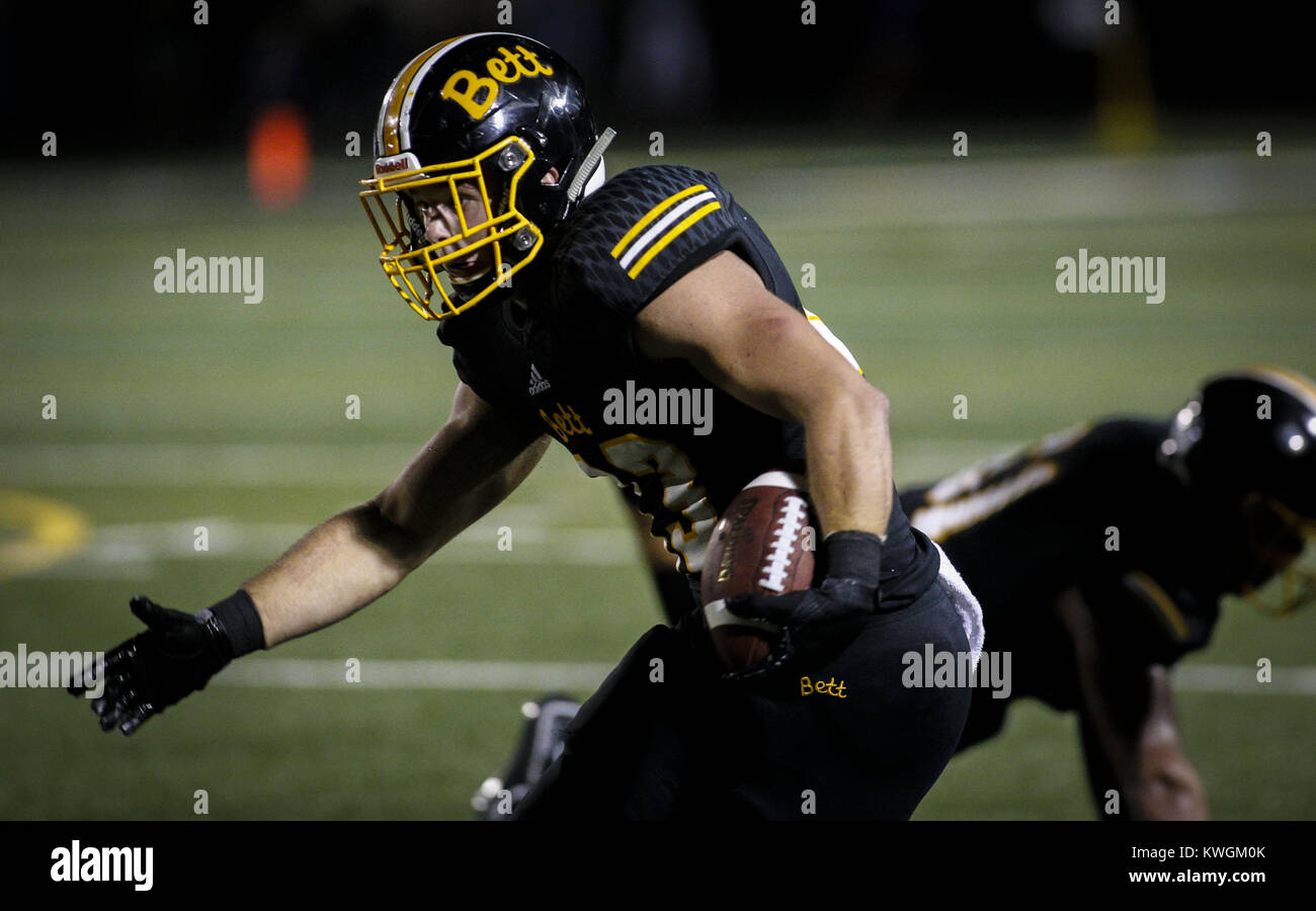 Davenport, Iowa, États-Unis. 29Th Sep 2016. Bettendorf's Keegan Glaus (43) fonctionne jusqu'champ après une passe rapide achèvement au cours du deuxième trimestre de leur jeu à Bettendorf High School le vendredi 23 septembre 2016. N° 8 Bettendorf défait n° 7 Muscatine 44-16. Credit : Andy Abeyta/Quad-City Times/ZUMA/Alamy Fil Live News Banque D'Images