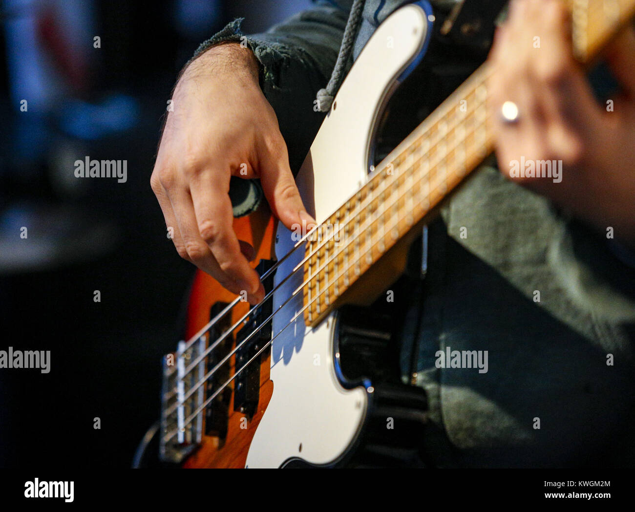 Davenport, Iowa, États-Unis. Dec 27, 2016. Leasman Randy instructeur de Davenport strum sa guitare basse à l'expérience musicale dans la construction de la rivière Davenport le Mardi, Décembre 27, 2016. Le Blues de l'hiver annuel instrumentales et vocales caractéristiques du programme des ateliers, ainsi qu'une concentration sur la composition et l'improvisation du blues. Les sessions sont ouvertes aux musiciens âgés de 8-18 et exécuter du lundi au jeudi avant de conclure dans un blues jam dans la chambre Redstone le vendredi. Credit : Andy Abeyta/Quad-City Times/ZUMA/Alamy Fil Live News Banque D'Images