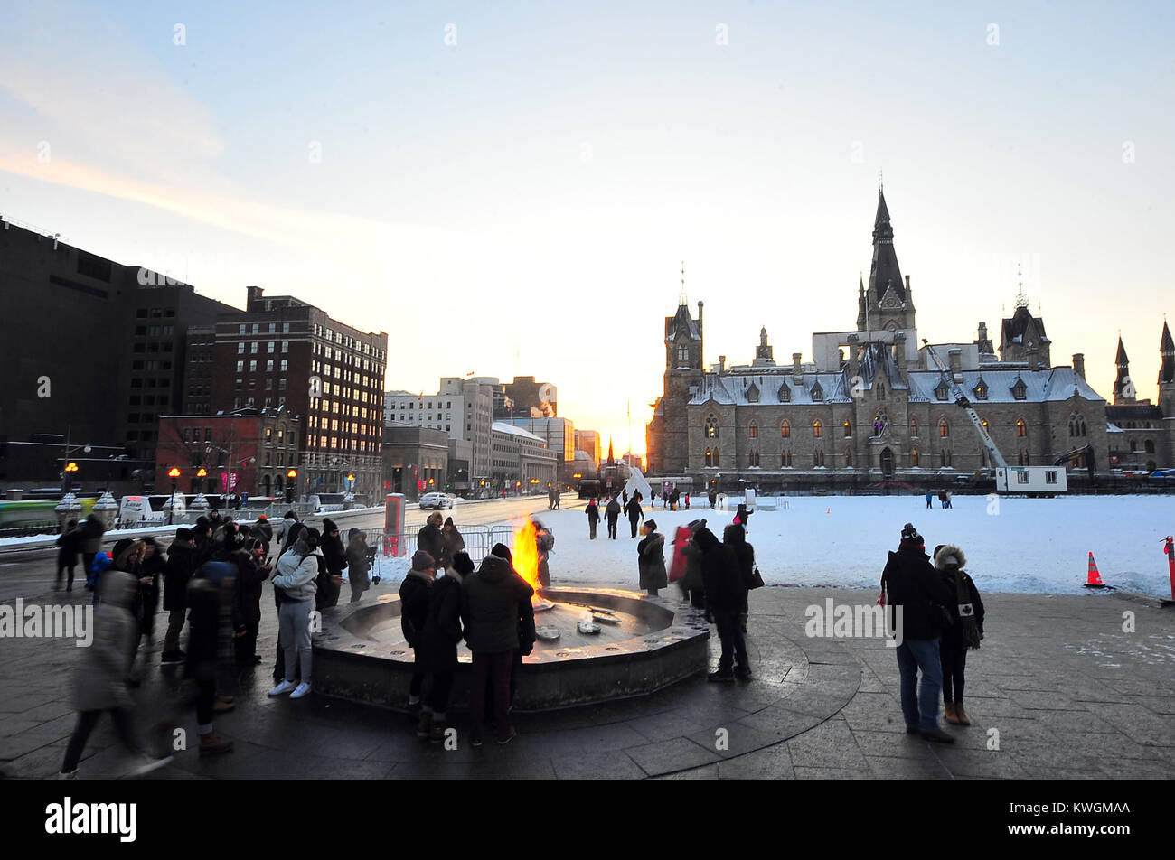 L'Ontario, Ottawa, le 30 décembre, 2017 Les gens se réchauffer à côté de la flamme du centenaire sur la Colline du Parlement à Ottawa pendant la météo glaciale , le 30 décembre 2017. Environnement Canada a émis des avertissements de temps froid à travers le pays et les températures glaciales qui devrait persister tout au long de la semaine. *** *** Légende locale, de l'Ontario Ottawa, le 30 décembre, 2017 Les gens se réchauffer à côté de la flamme du centenaire sur la Colline du Parlement à Ottawa pendant la météo glaciale , le 30 décembre 2017. Environnement Canada a émis des avertissements de temps froid à travers le pays et les températures glaciales qui devrait persister à travers Banque D'Images