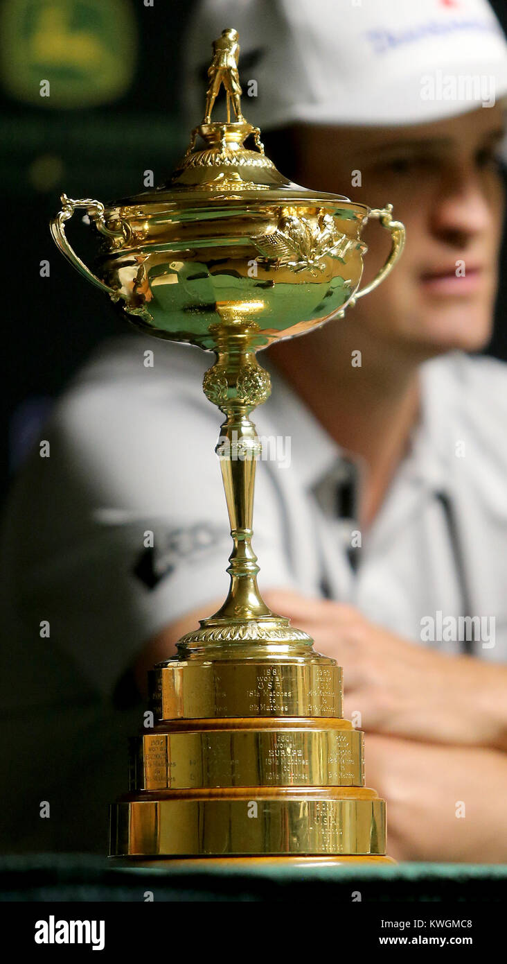 Oqasmieh, Iowa, États-Unis. 10 juillet, 2017. La Ryder Cup est assis sur la table à côté de Zach Johnson, le mardi 11 juillet 2017, dans la salle des médias au cours d'une conférence de presse à TPC Deere Run Oqasmieh. Crédit : John Schultz/Quad-City Times/ZUMA/Alamy Fil Live News Banque D'Images