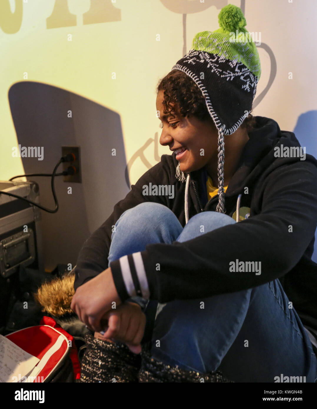 Davenport, Iowa, États-Unis. Dec 27, 2016. Charlotte Boyer, 13, Rock Island sourit tout en regardant les paroles d'une chanson qu'elle a écrit la nuit précédente lors d'une session pratique sur le fleuve de l'expérience dans la construction de la musique à Davenport, le Mardi, Décembre 27, 2016. Le Blues de l'hiver annuel instrumentales et vocales caractéristiques du programme des ateliers, ainsi qu'une concentration sur la composition et l'improvisation du blues. Les sessions sont ouvertes aux musiciens âgés de 8-18 et exécuter du lundi au jeudi avant de conclure dans un blues jam dans la chambre Redstone le vendredi. (Crédit Image : © Andy Abeyta/Quad-City Times via ZUM Banque D'Images